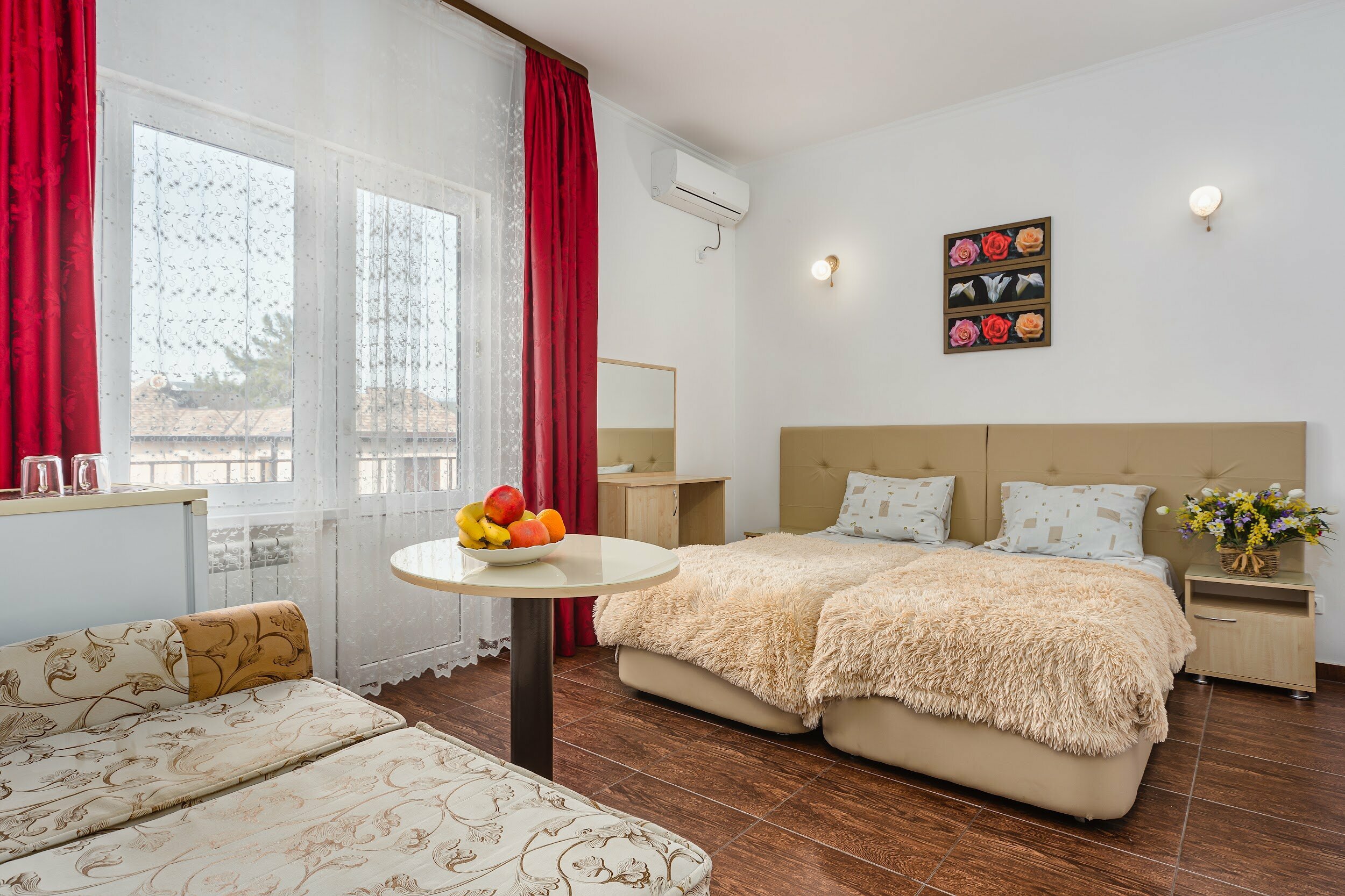 Двухместный номер с двуспальной кроватью и дополнительной кроватью