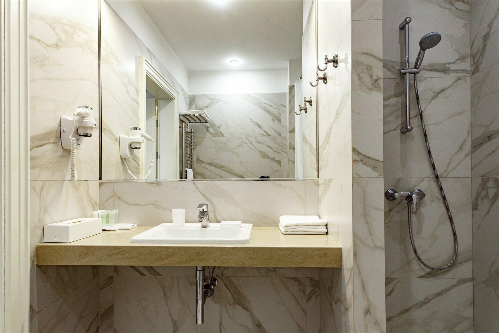 Семейный номер с двуспальной или двумя односпальными кроватями и креслом-кроватью