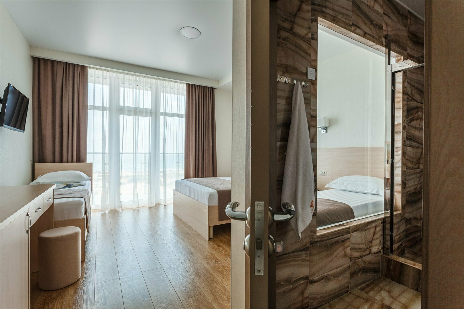 Стандартный четырехместный номер с видом на море на высоком этаже