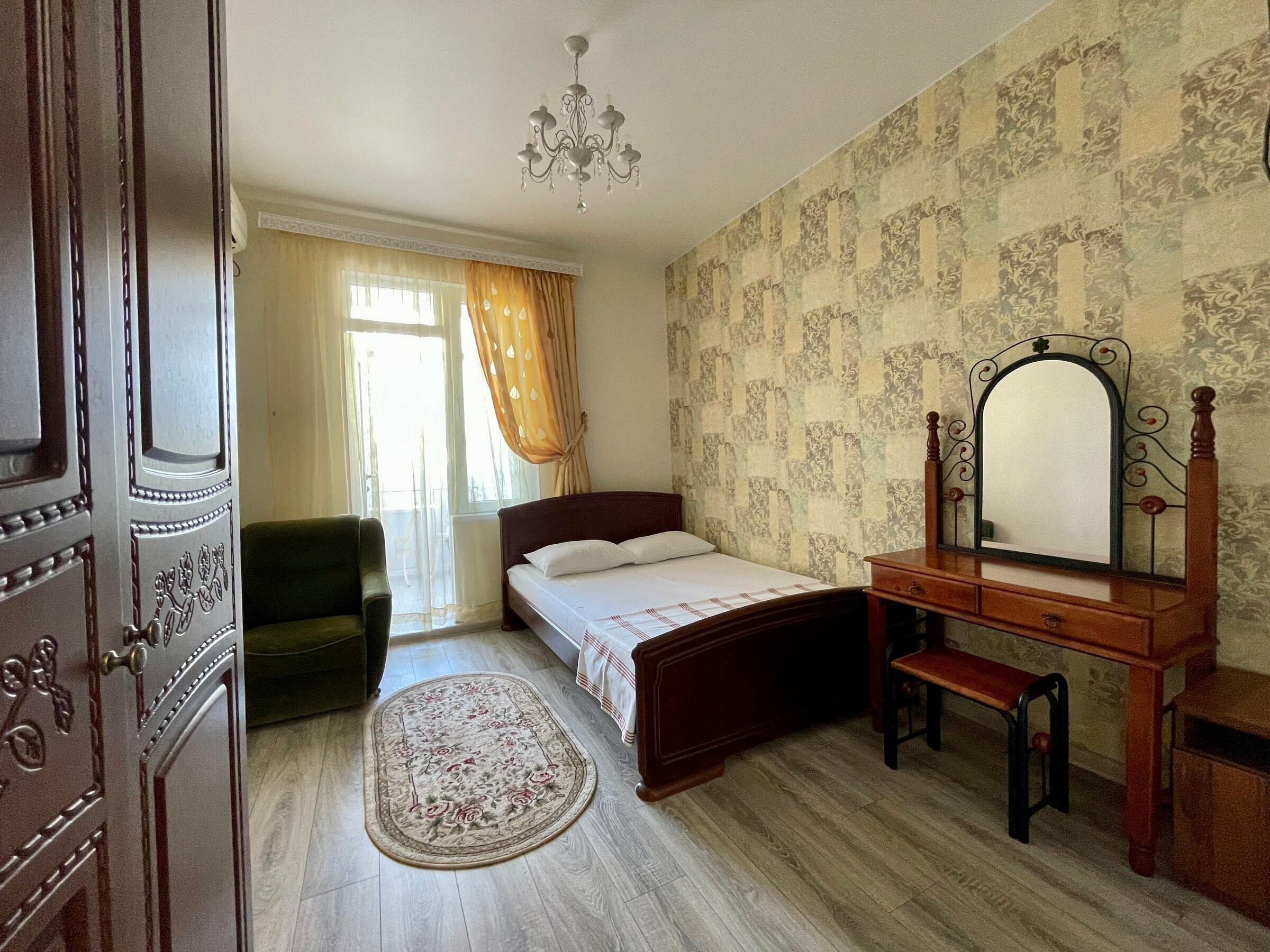 Двухместный номер с двухспальной кроватью, кондиционером и остекленным балконом