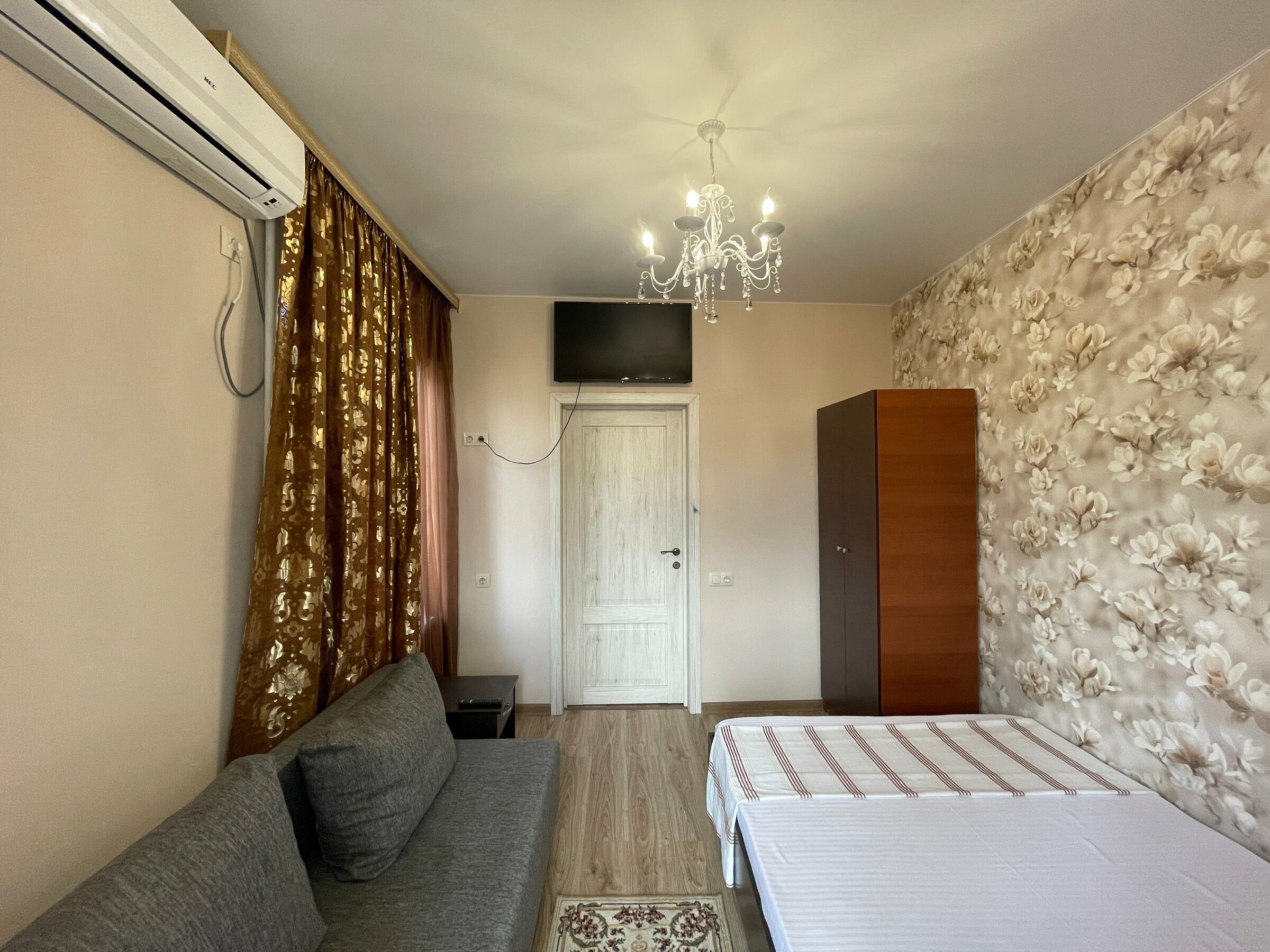 Двухместный номер с двухспальной кроватью, кондиционером и остекленным балконом