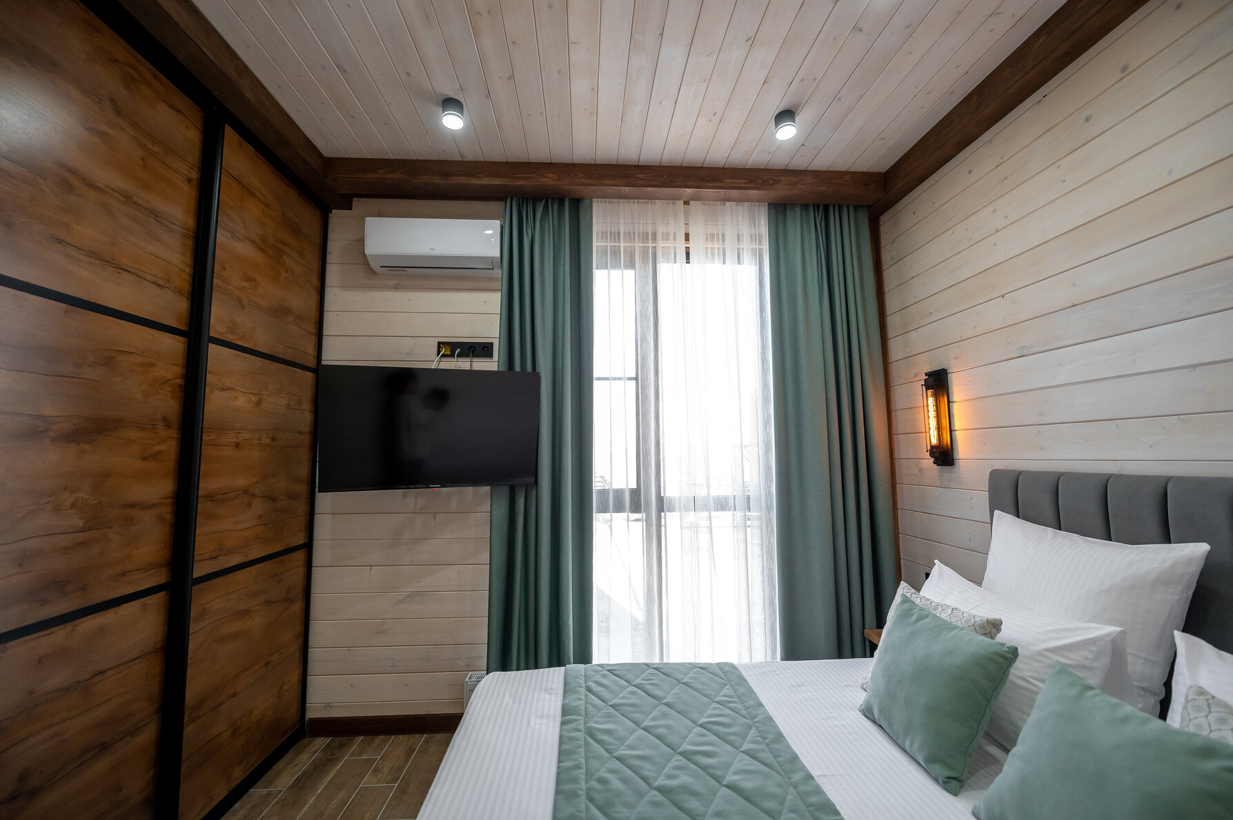 Дом с террасой, без навеса и мангала, бассейн включен в стоимость проживания