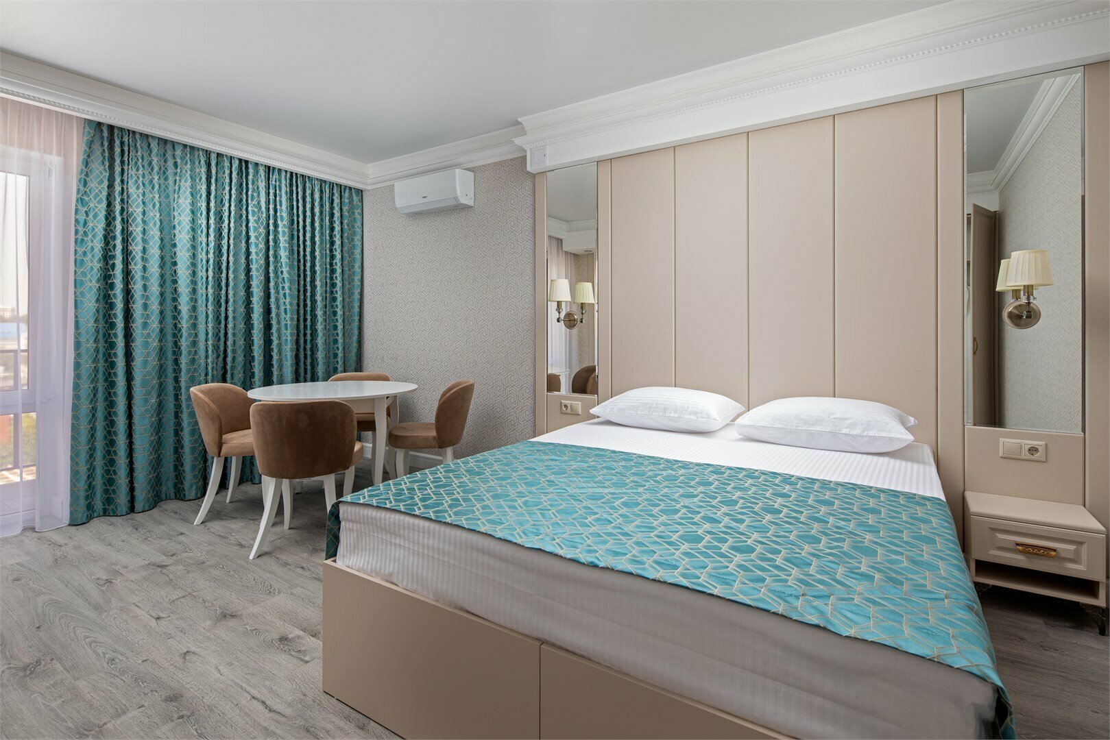 Люкс с балконом