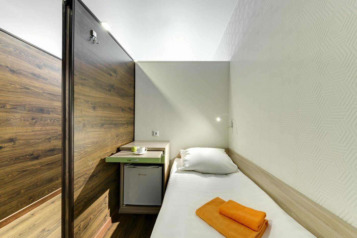 Односпальная кровать в общем мужском 4-х местом номере