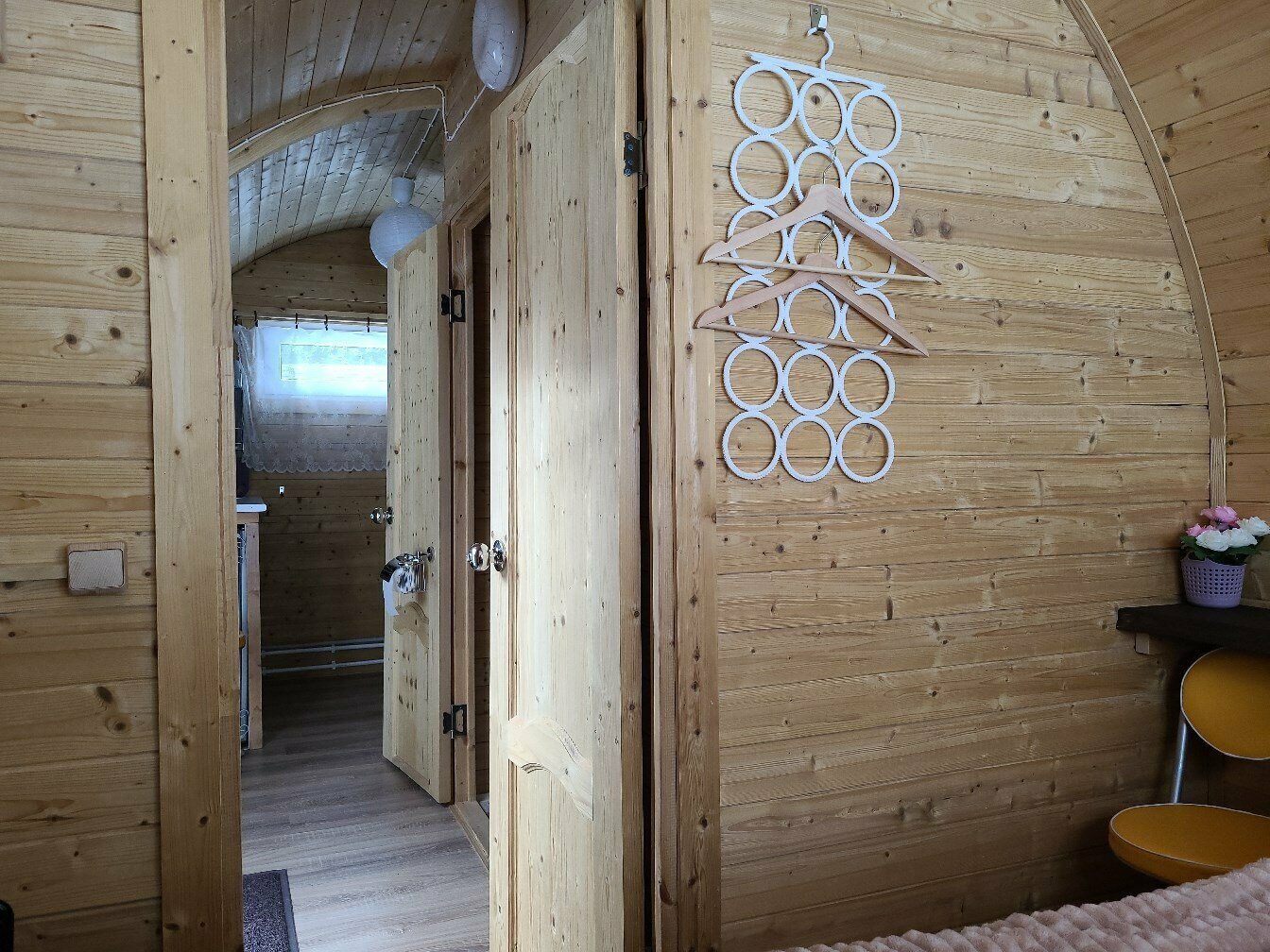 Арочный домик на краю леса с центральным входом, ул. Советская,52