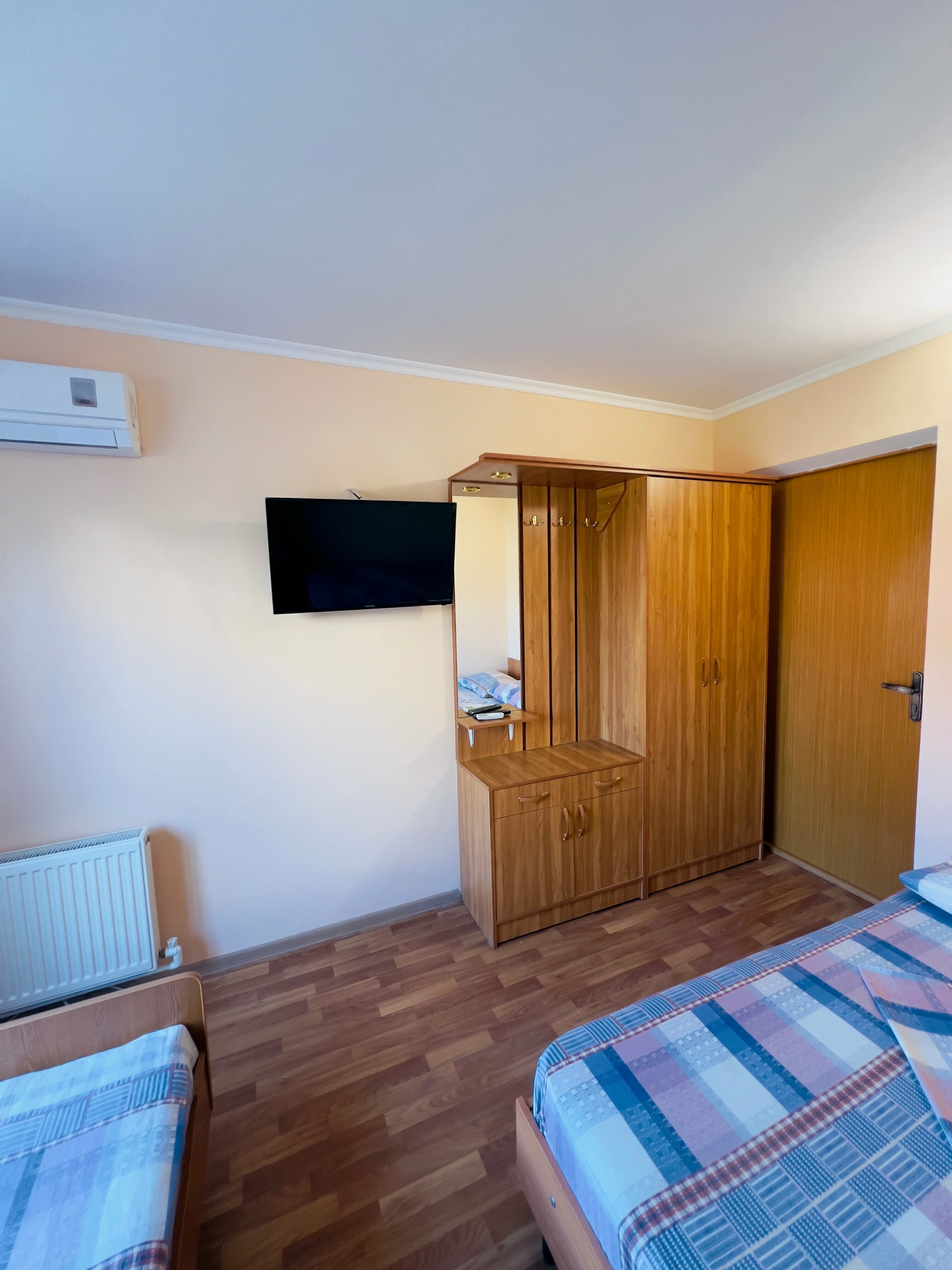 Трехместный номер эконом-класса с общей ванной комнатой