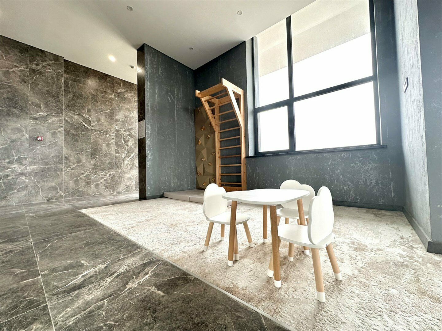 Дизайнерская студия LS-ECONOM STUDIO экономный отдых в Алуште - вид на горы с 7 этажа