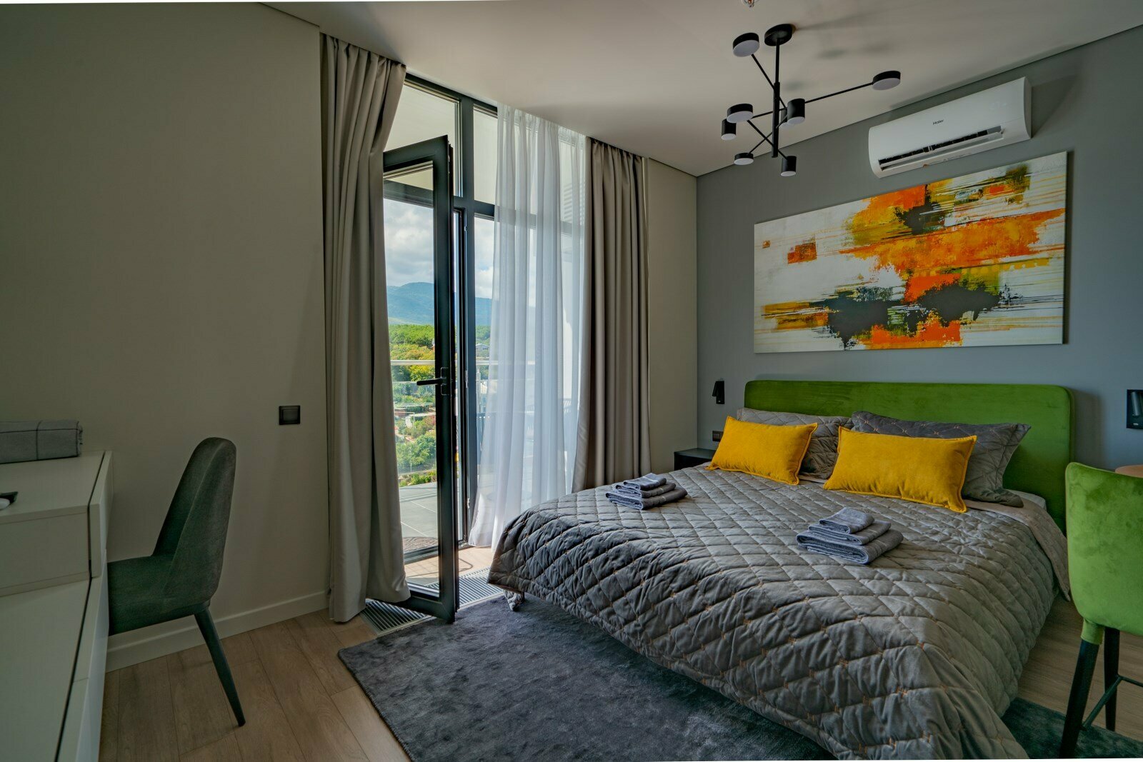 Дизайнерская студия LS-GREEN в ярких оттенках лета в Алуште - боковой вид на море с 13 этажа