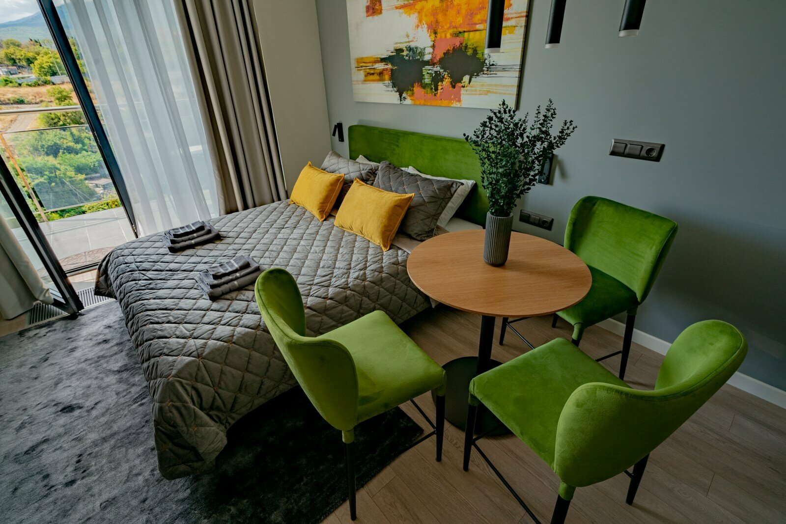 Дизайнерская студия LS-GREEN в ярких оттенках лета в Алуште - боковой вид на море с 13 этажа