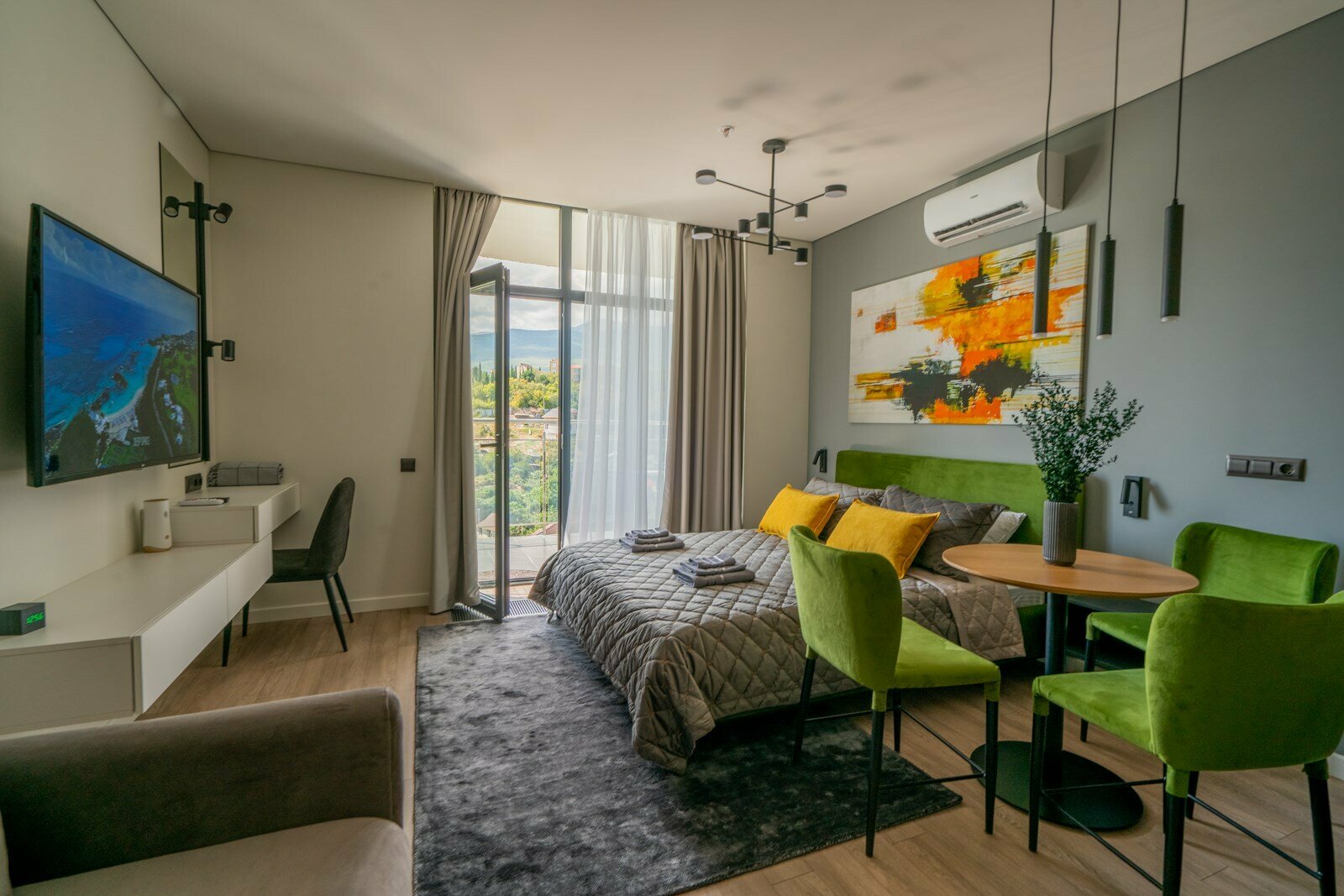 Дизайнерская студия LS-GREEN в ярких оттенках лета в Алуште - боковой вид на море с 13 этажа