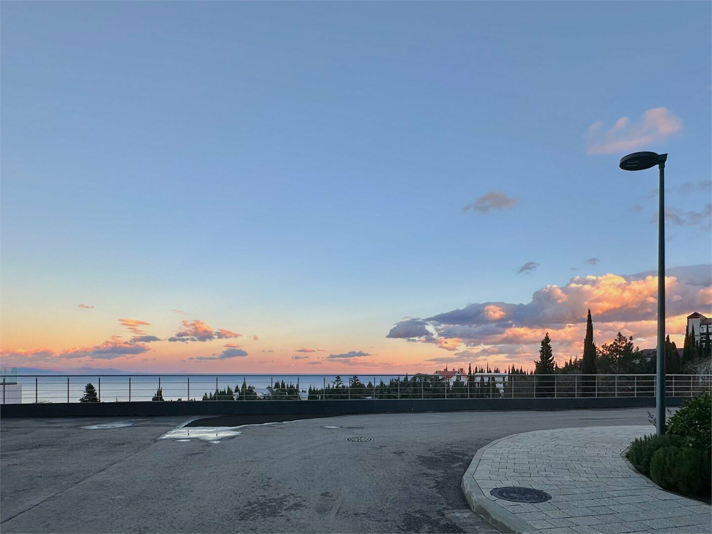 Дизайнерская студия LS-BLUEBERRY ягодных оттенков лета в Алуште - вид на море с 4 этажа