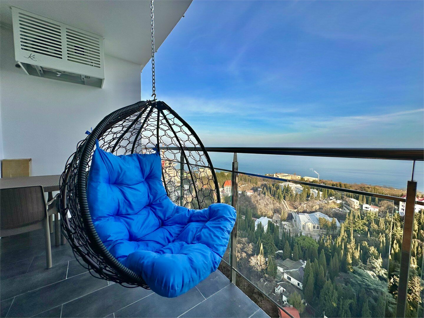 Дизайнерская студия LS-ART-CRYSTAL BLUE кристально синее небо в Алуште - вид на море с 13 этажа