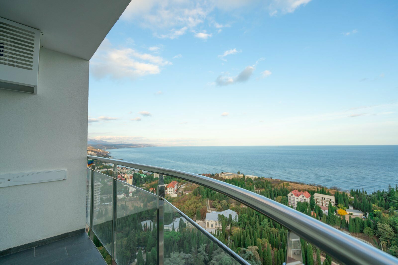 Дизайнерская студия LS-ART-CRYSTAL BLUE кристально синее небо в Алуште - вид на море с 13 этажа