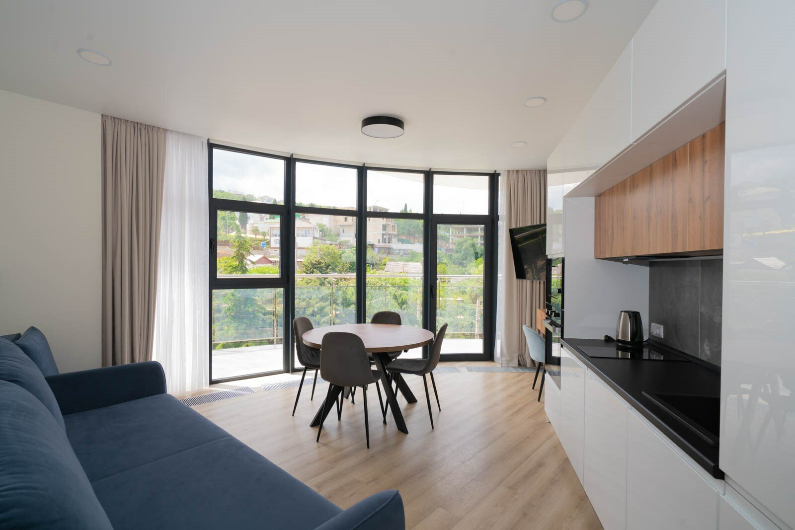 Апартаменты с отдельной спальней LS-DEEP FOREST крымские ландшафты в Алуште - вид на горы и город с 3 этажа