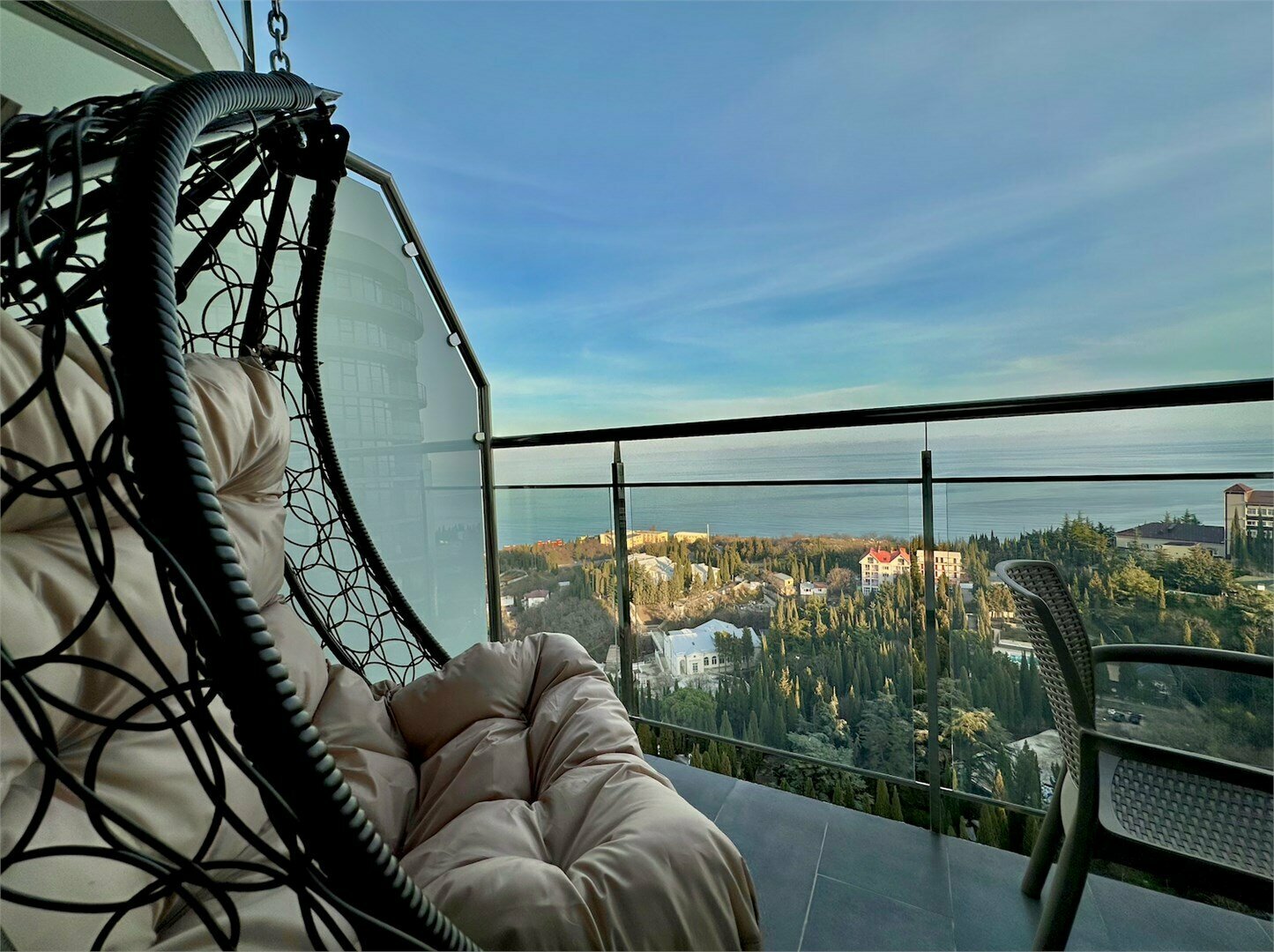 Дизайнерская студия LS-ART-OLIVE в оливковых оттенках лета в Алуште - вид на море с 13 этажа