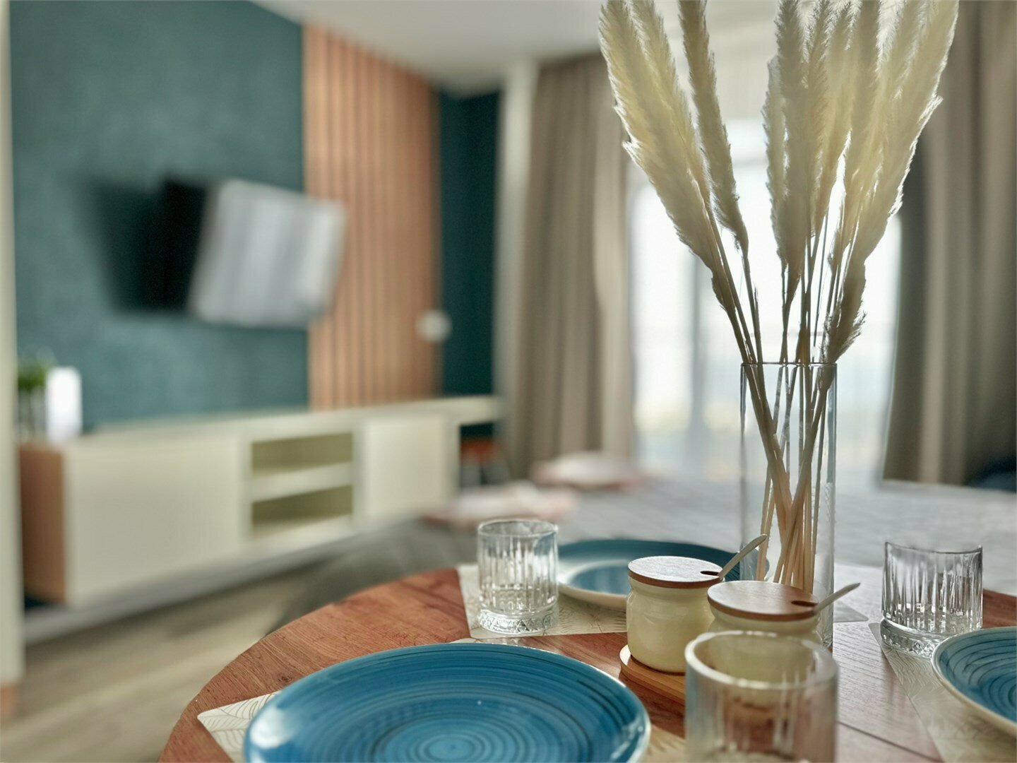 Дизайнерская студия LS-BLUEBERRY ягодных оттенков лета в Алуште - вид на море с 4 этажа