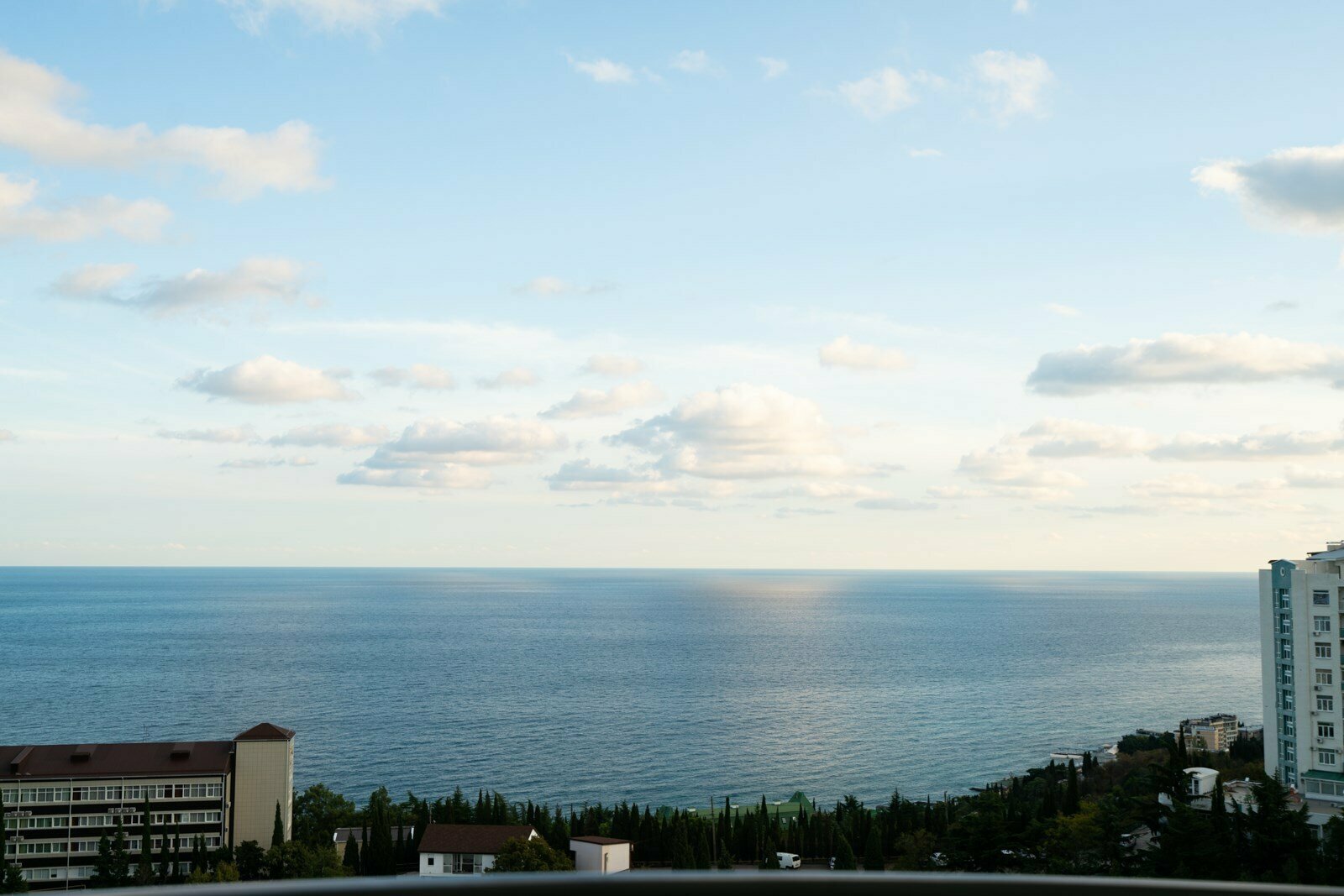 Апартаменты с отдельной спальней LS-LUX-ORANGE в cочных оттенках лета в Алуште - лучший вид на море с 14 этажа