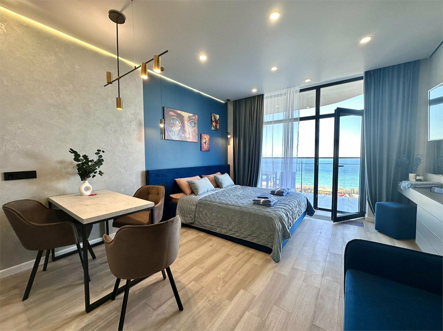 Дизайнерская студия LS-ART-CRYSTAL BLUE кристально синее небо в Алуште - вид на море с 13 этажа