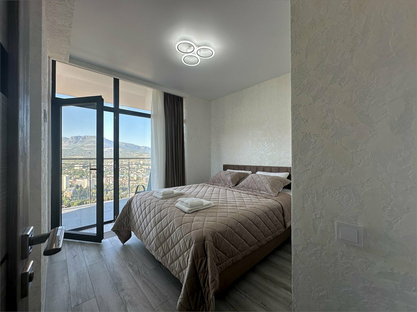 Апартаменты с отдельной спальней LS-FLOWERS TEA ароматы цветочного чая  в Алуште - вид на горы и море с 15 этажа