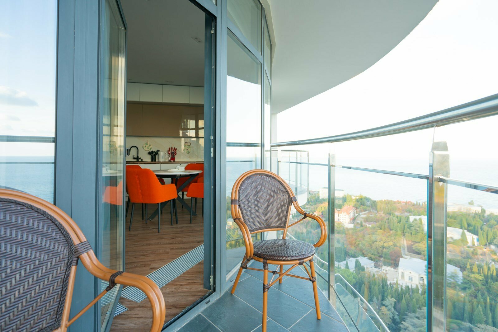 Апартаменты с отдельной спальней LS-LUX-ORANGE в cочных оттенках лета в Алуште - лучший вид на море с 14 этажа