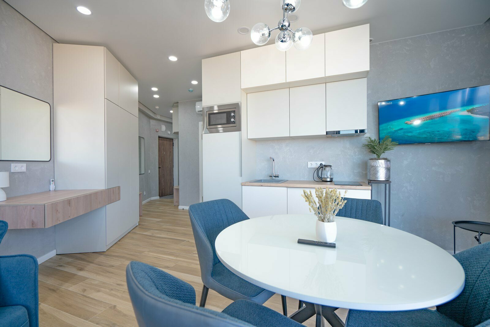 Апартаменты с отдельной спальней LS-LUX-SOFT BLUE небесных оттенков лета в Алуште - вид на море и горы с 10 этажа