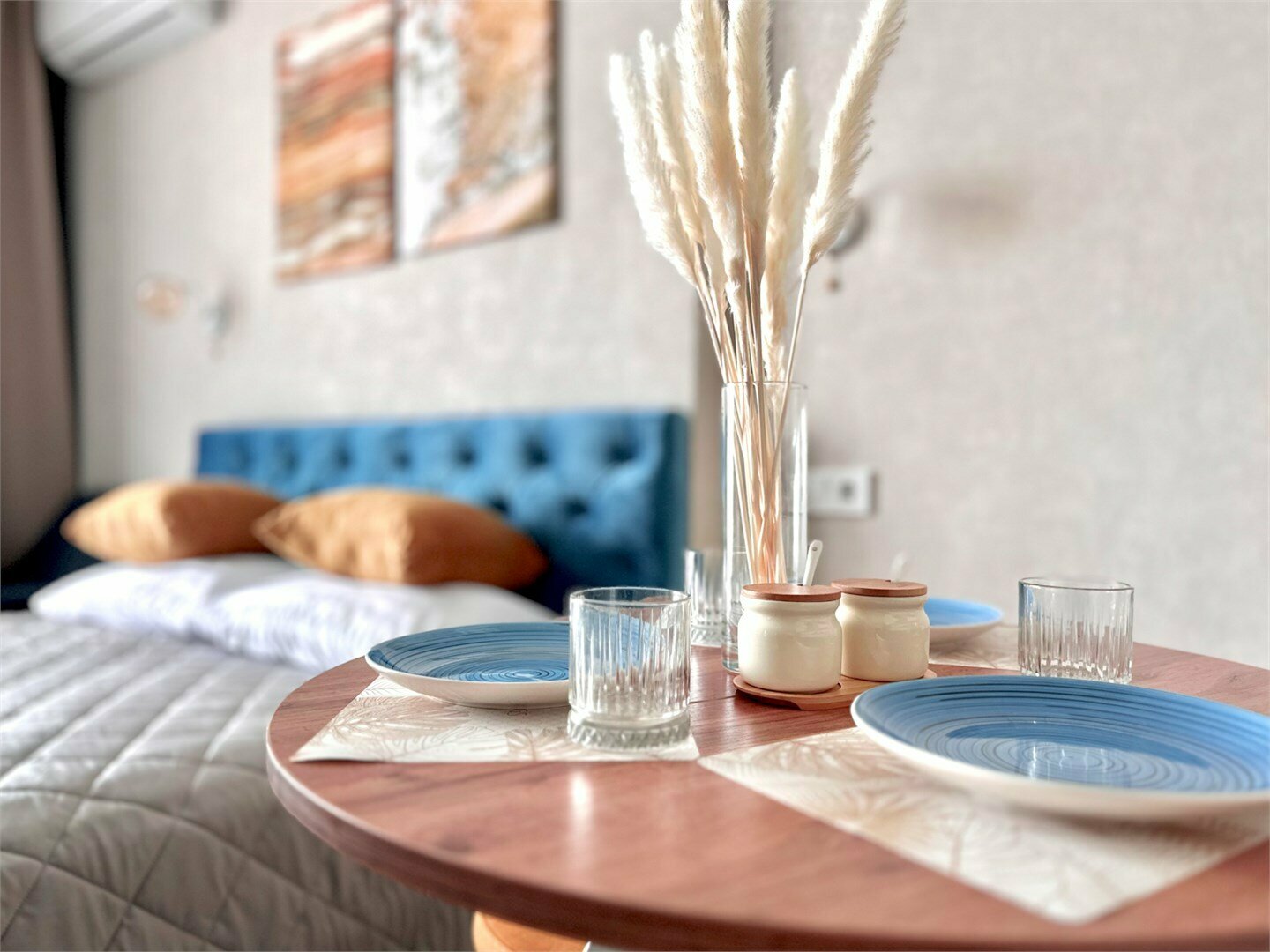 Дизайнерская студия LS-BLUEBERRY ягодных оттенков лета в Алуште - вид на море с 4 этажа