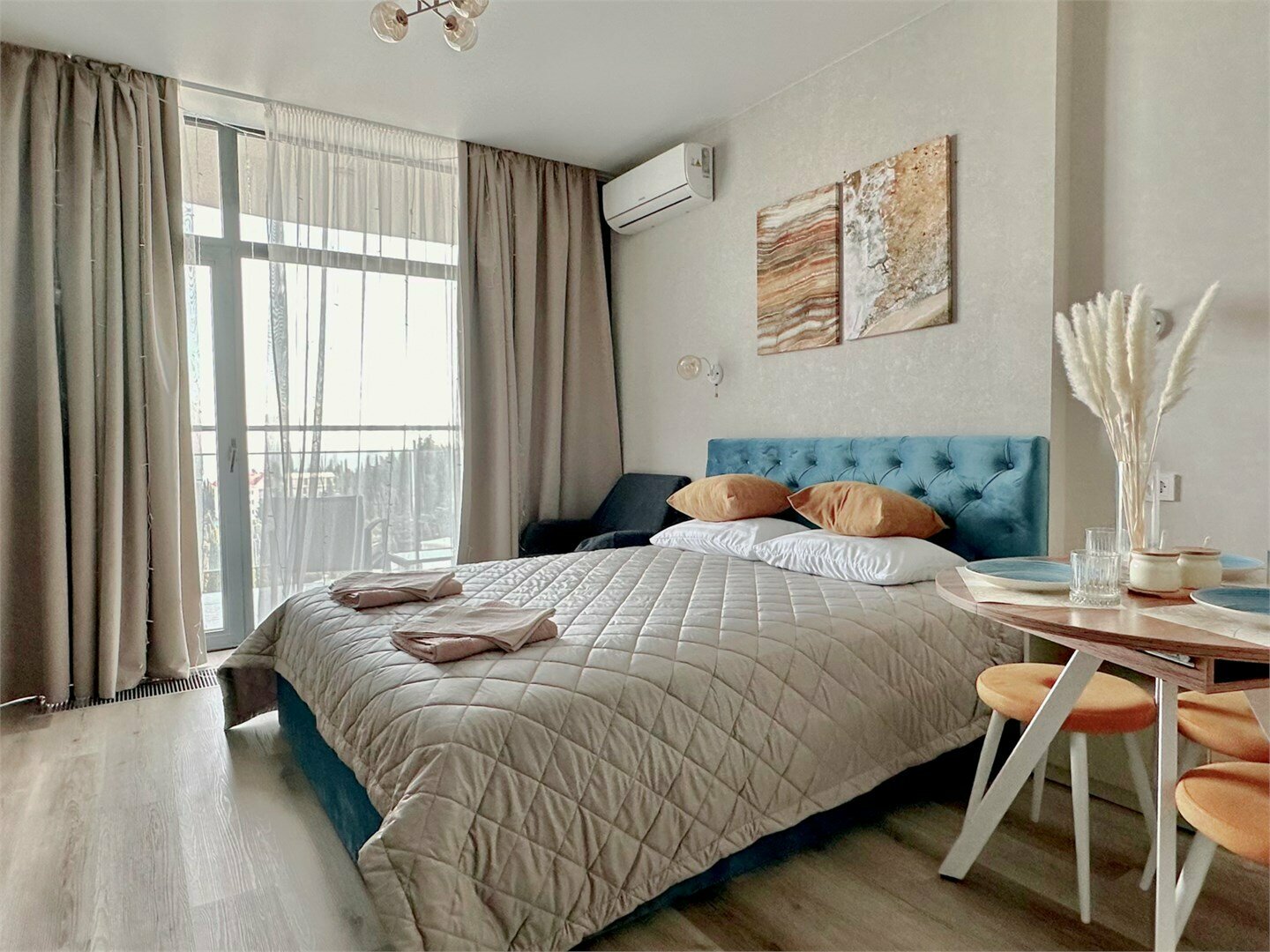 Дизайнерская студия LS-BLUEBERRY ягодных оттенков лета в Алуште - вид на море с 4 этажа