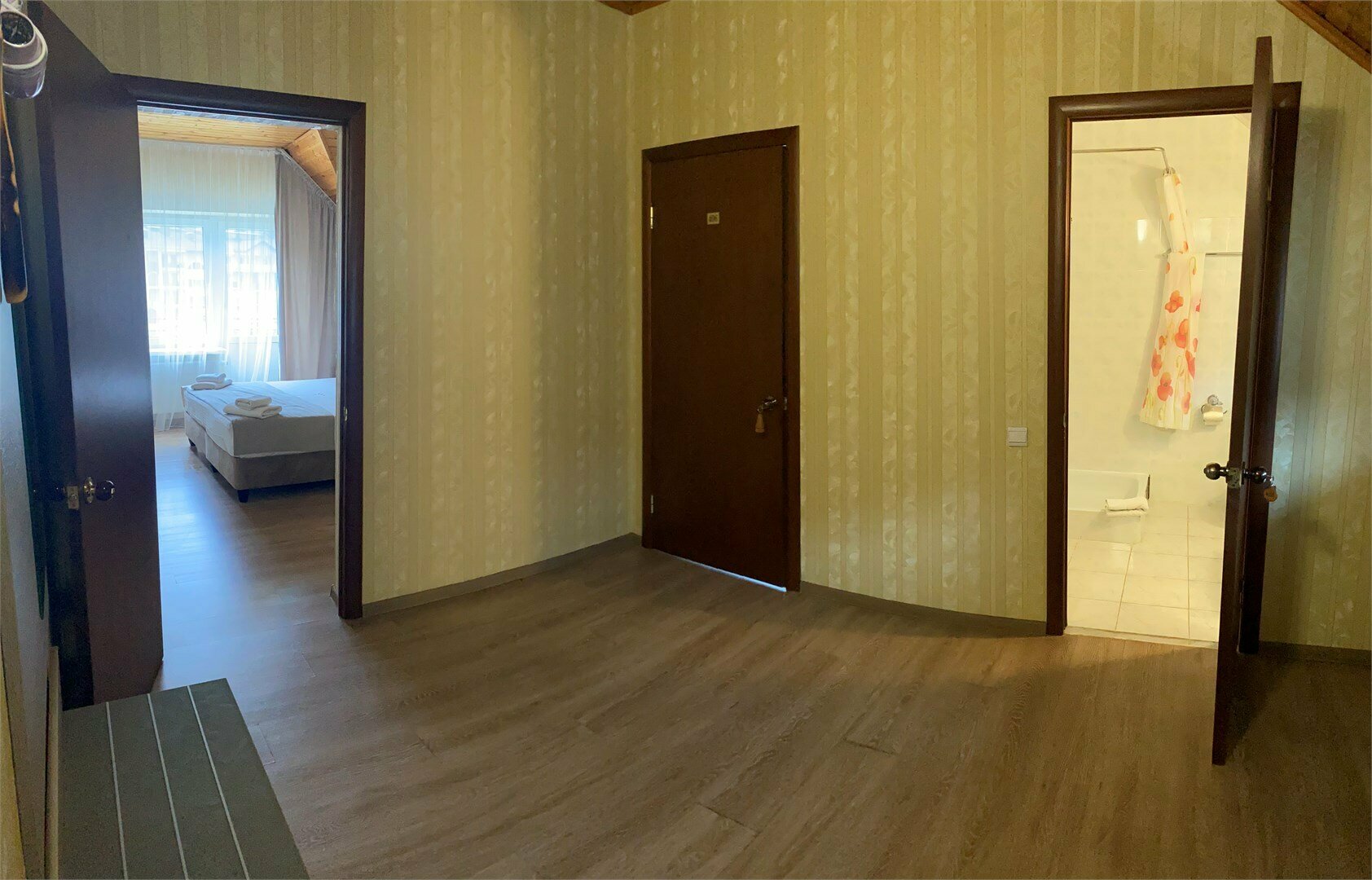 Стандартный двухместный номер с 2 отдельными кроватями и общей ванной комнатой