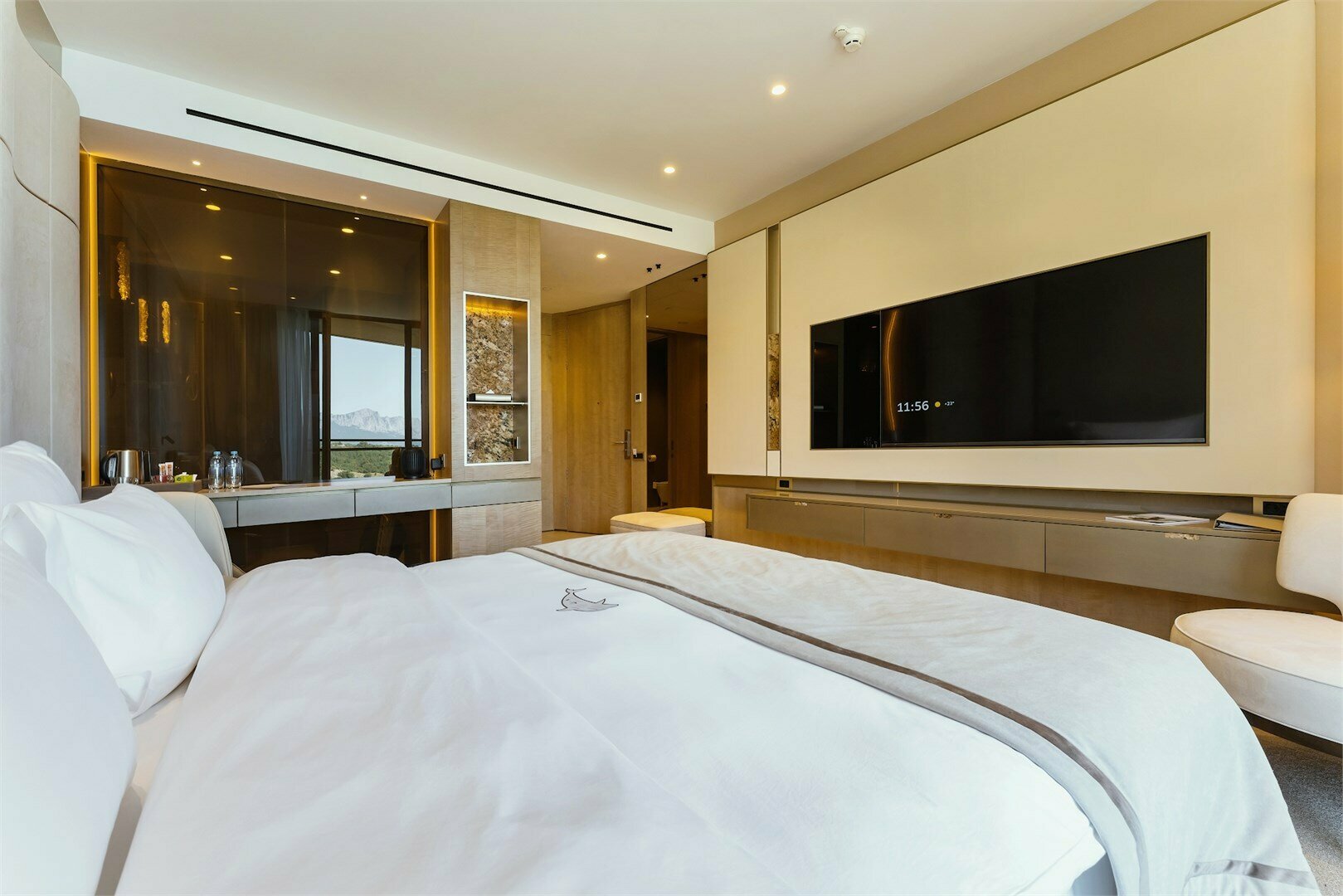 Делюкс Шарм Прайм с видом на горы/сад (одна кровать | размещение на 6-м этаже)