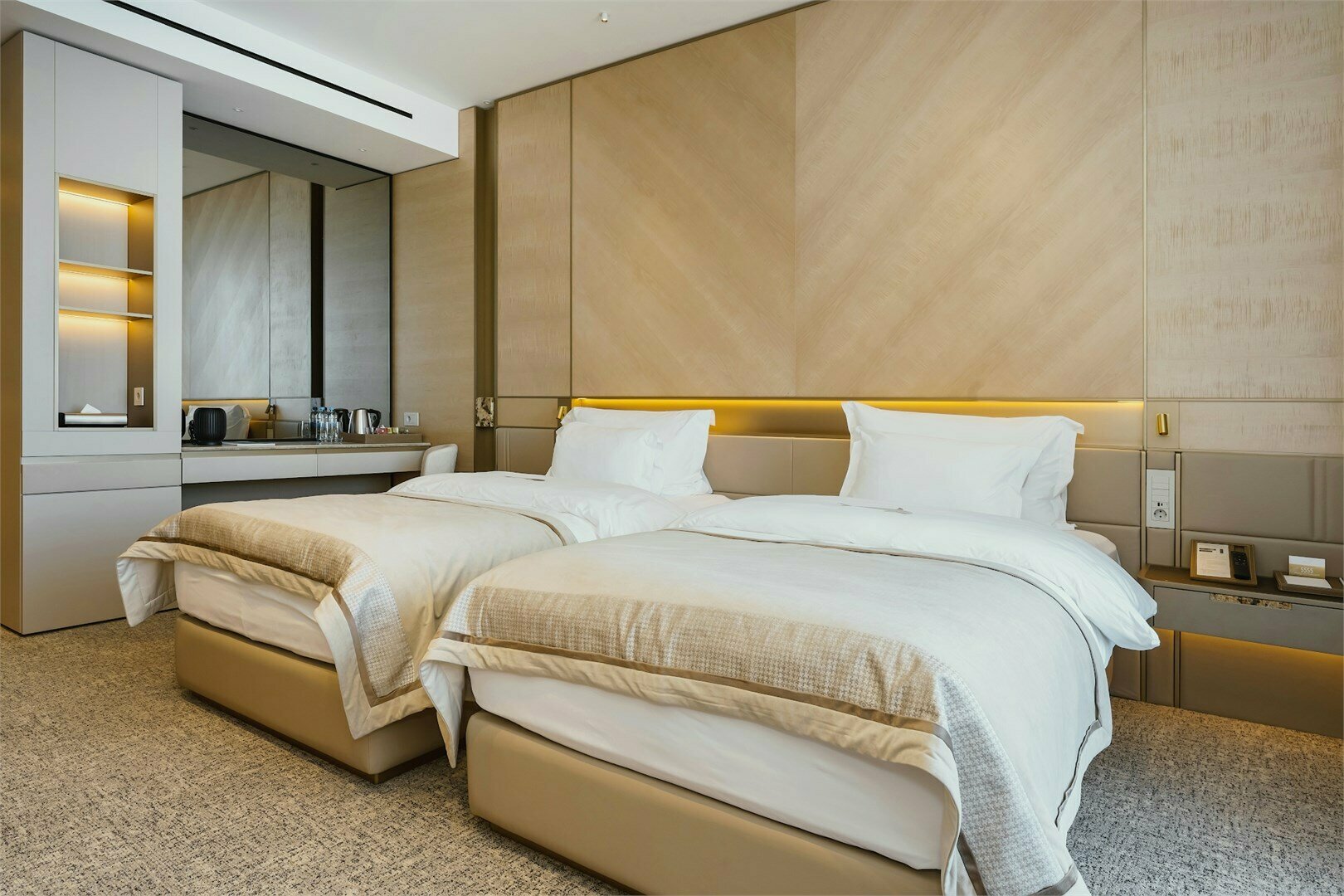 Делюкс Комфорт с видом на горы/сад (две кровати | трансформируются в одну)