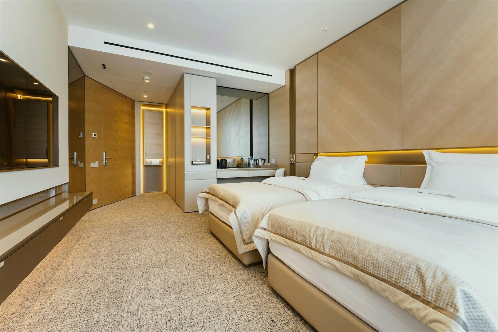 Делюкс Комфорт с видом на горы/сад (две кровати | трансформируются в одну)