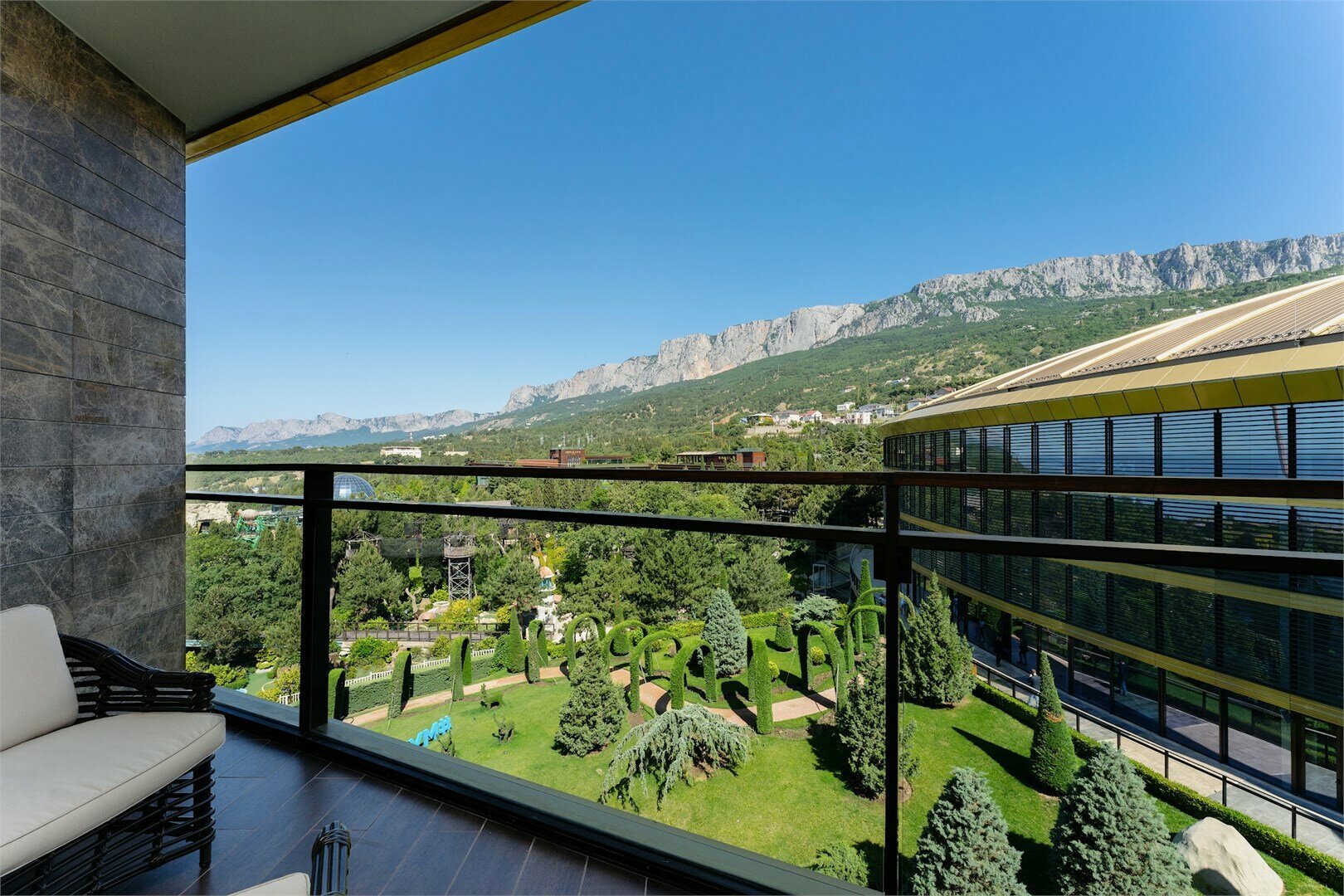 Делюкс Комфорт с видом на горы/сад (две кровати | трансформируются в одну)