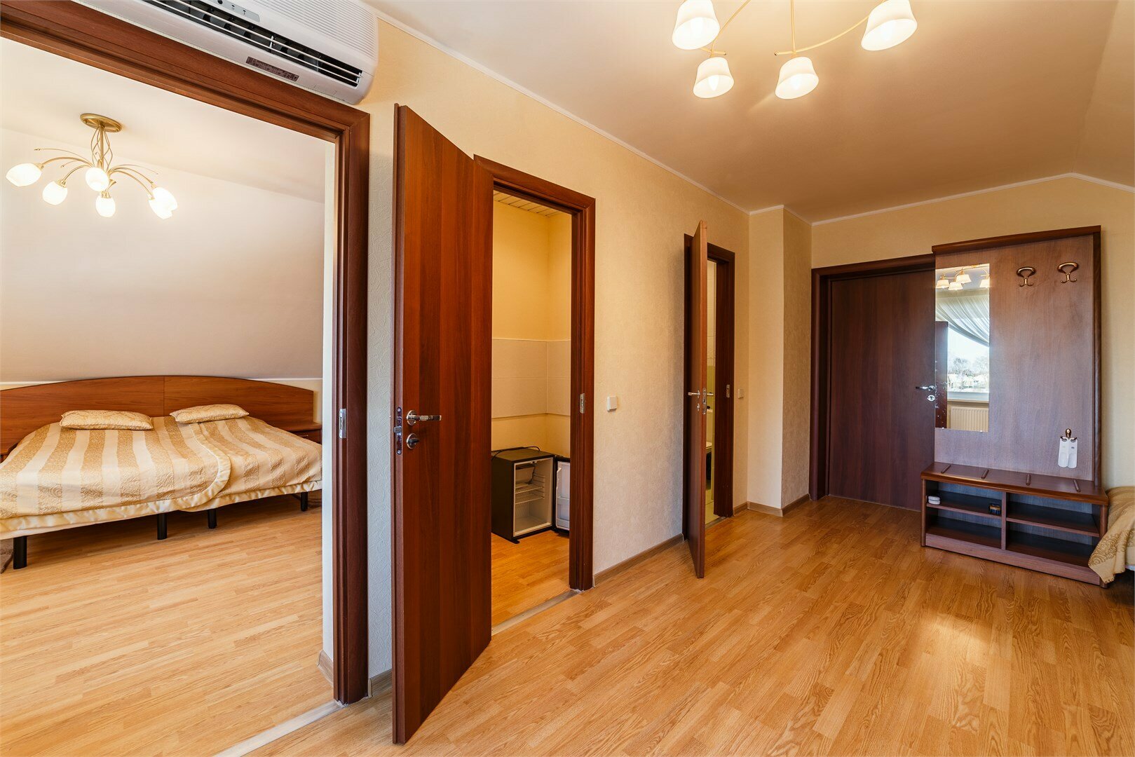 Двухкомнатный люкс с 1 двуспальной и 2 раздельными кроватями