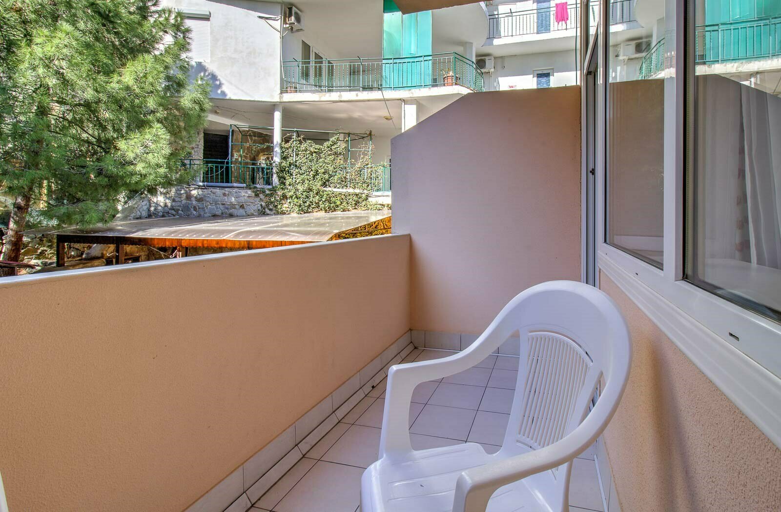 Стандарт А вид на зеленую зону с балконом