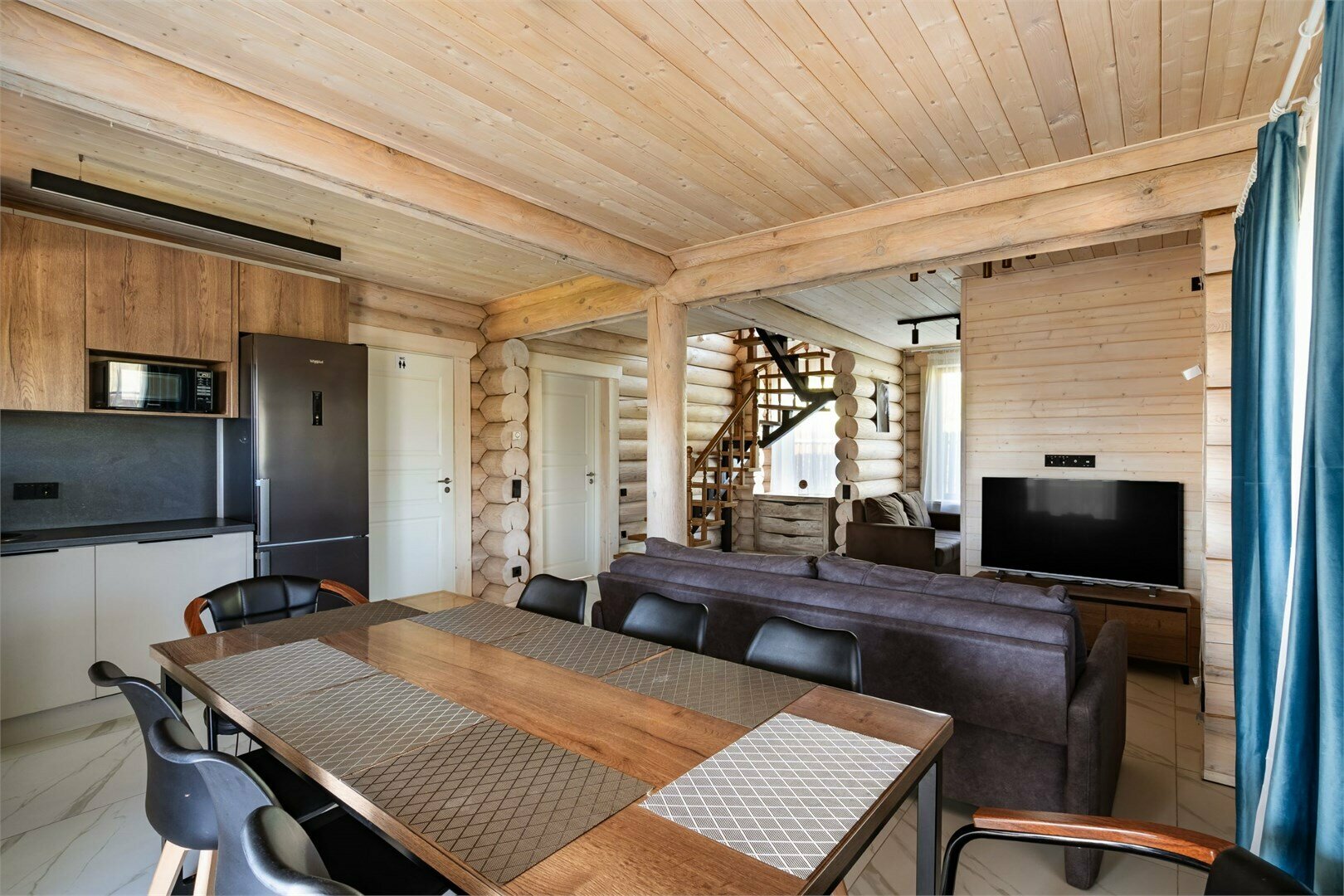 Дом двухэтажный с 3 спальнями и сауной 6+4