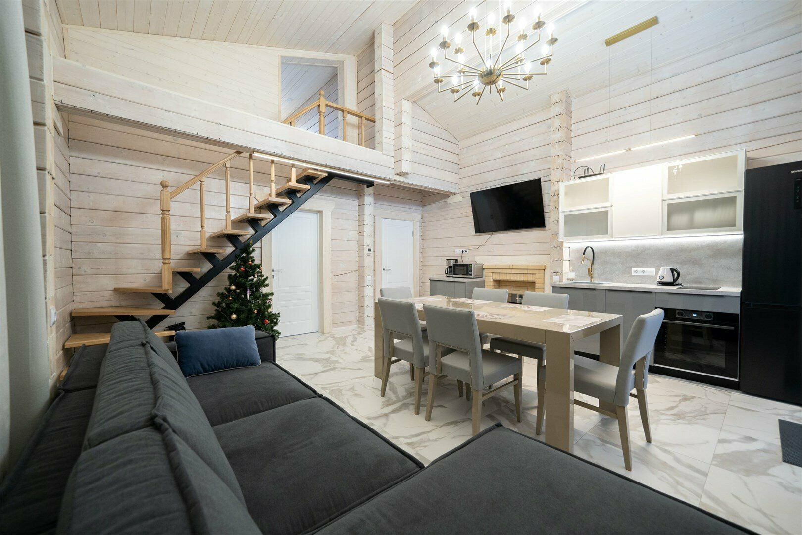 Дом из бруса с 2 спальнями, камином и баней из липы 4+2