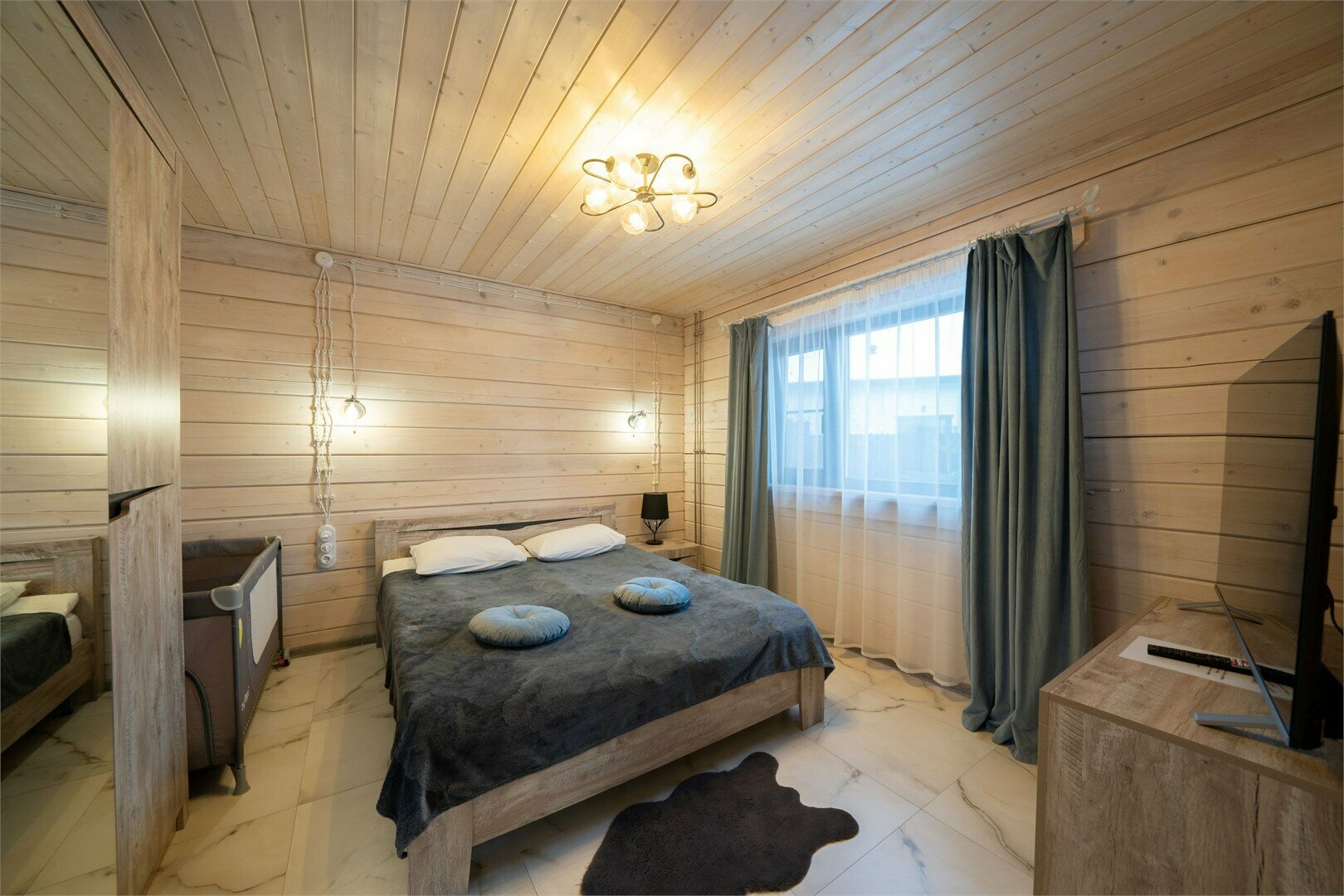 Дом из бруса с 2 спальнями, камином и баней из осины 4+2