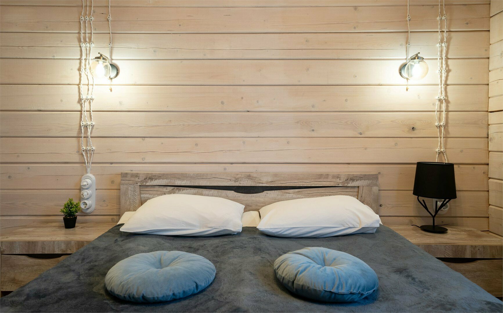 Дом из бруса с 2 спальнями, камином и баней из осины 4+2