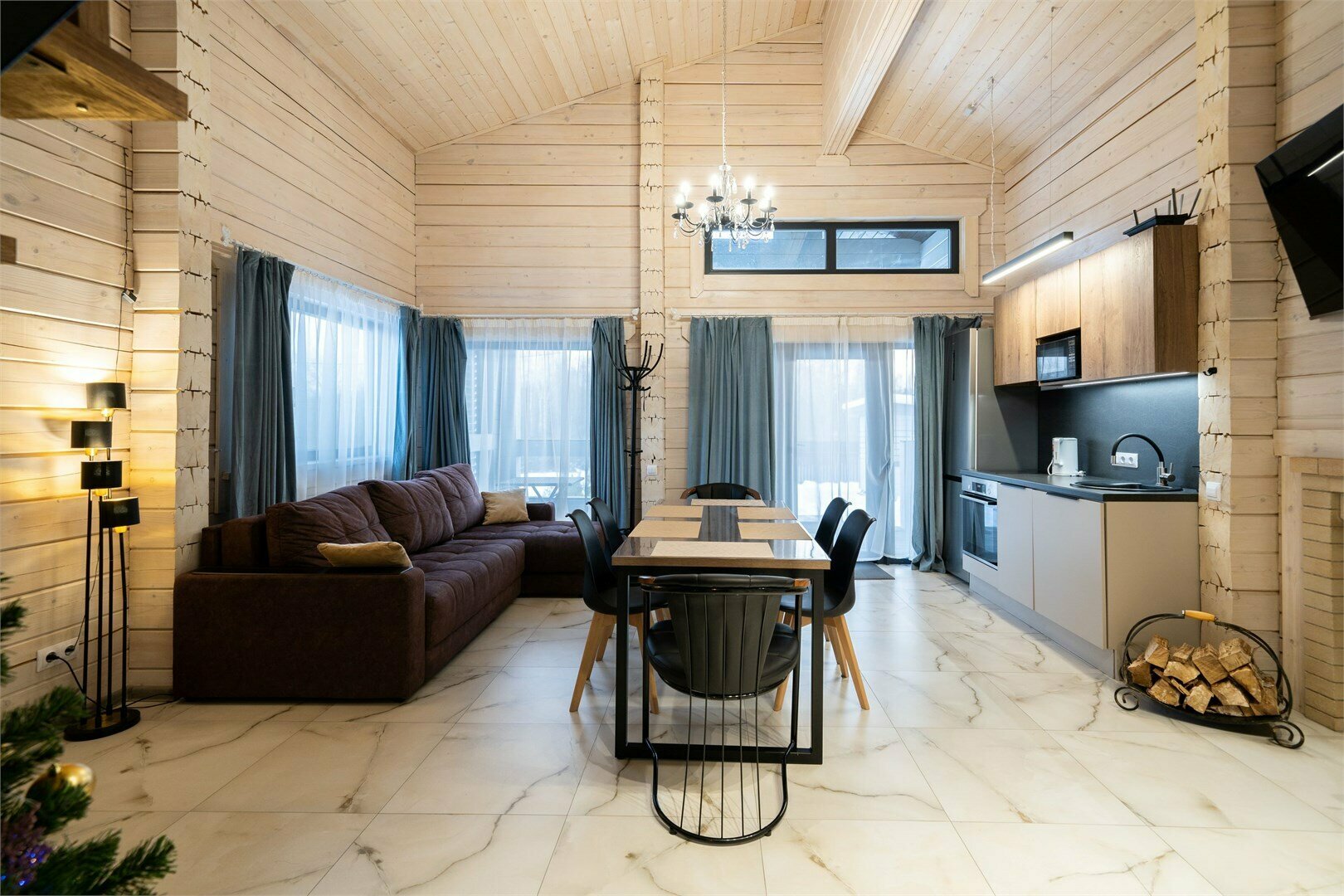 Дом из бруса с 2 спальнями, камином и баней из осины 4+2