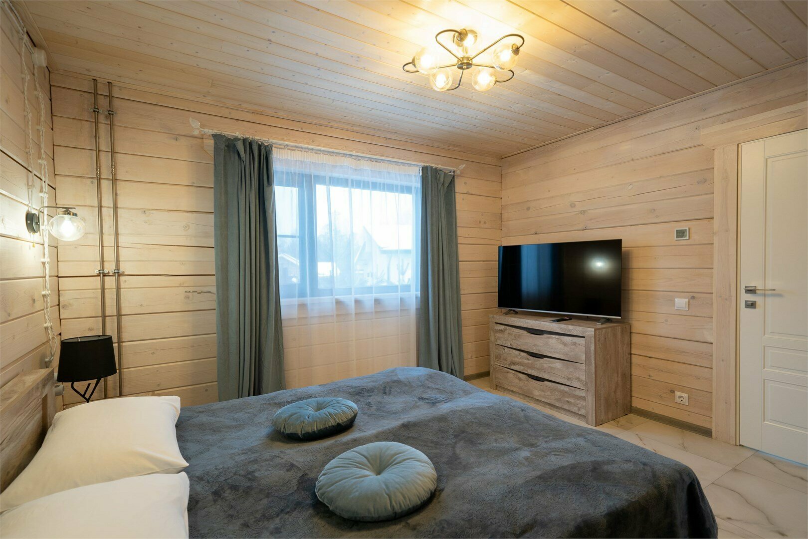 Дом из бруса с 2 спальнями, камином и баней из осины 4+2