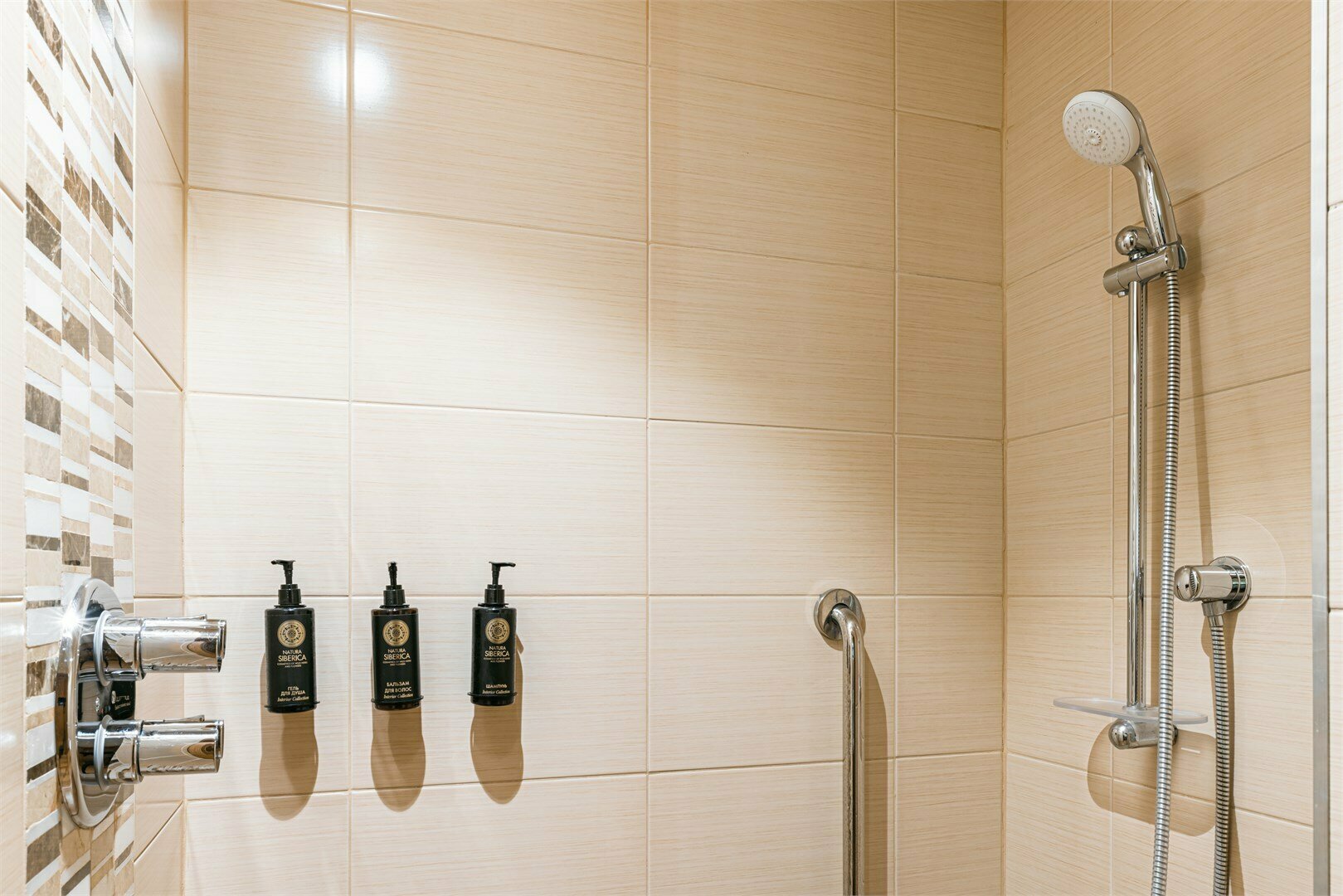 Люкс с панорамным видом на парк и пруд