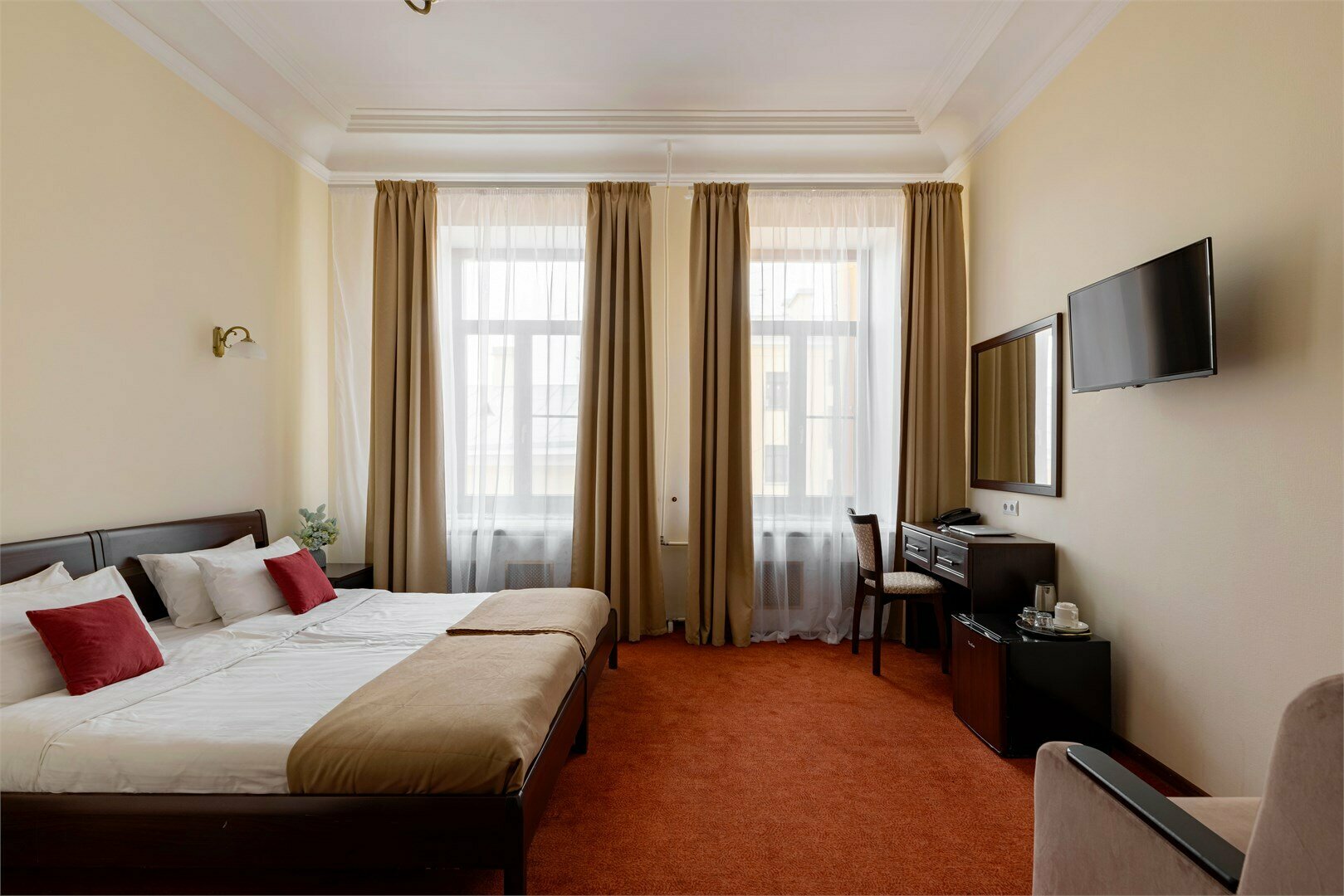 Улучшенный номер с 1 кроватью/2 раздельными кроватями, креслом и видом во двор