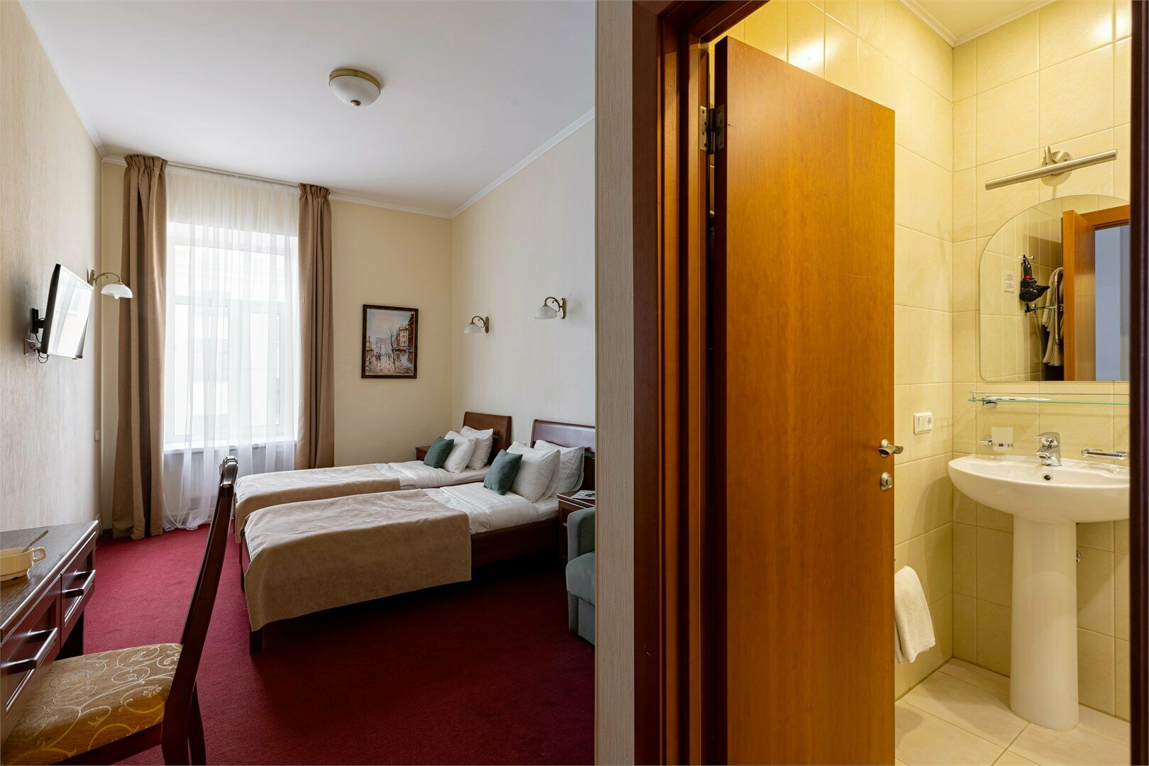 Улучшенный номер с 1 кроватью/2 раздельными кроватями, креслом и видом во двор