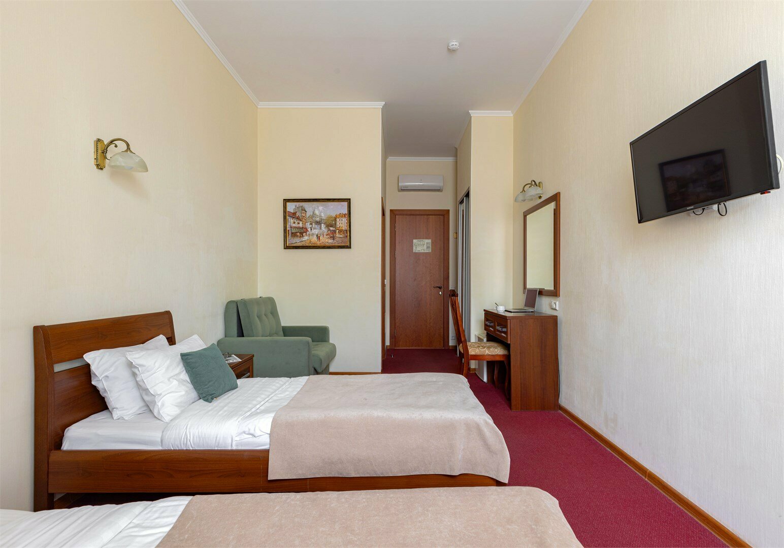 Улучшенный номер с 1 кроватью/2 раздельными кроватями, креслом и видом во двор