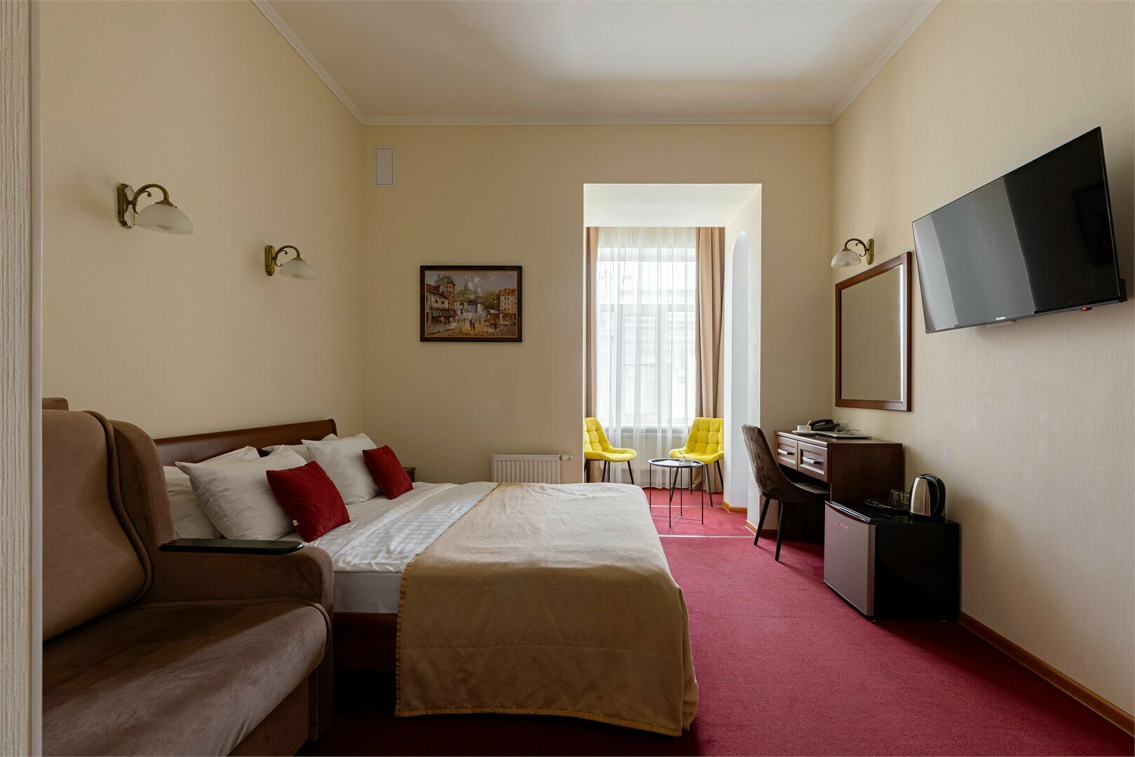 Большой номер с 1 кроватью, креслом и видом на Рубинштейна