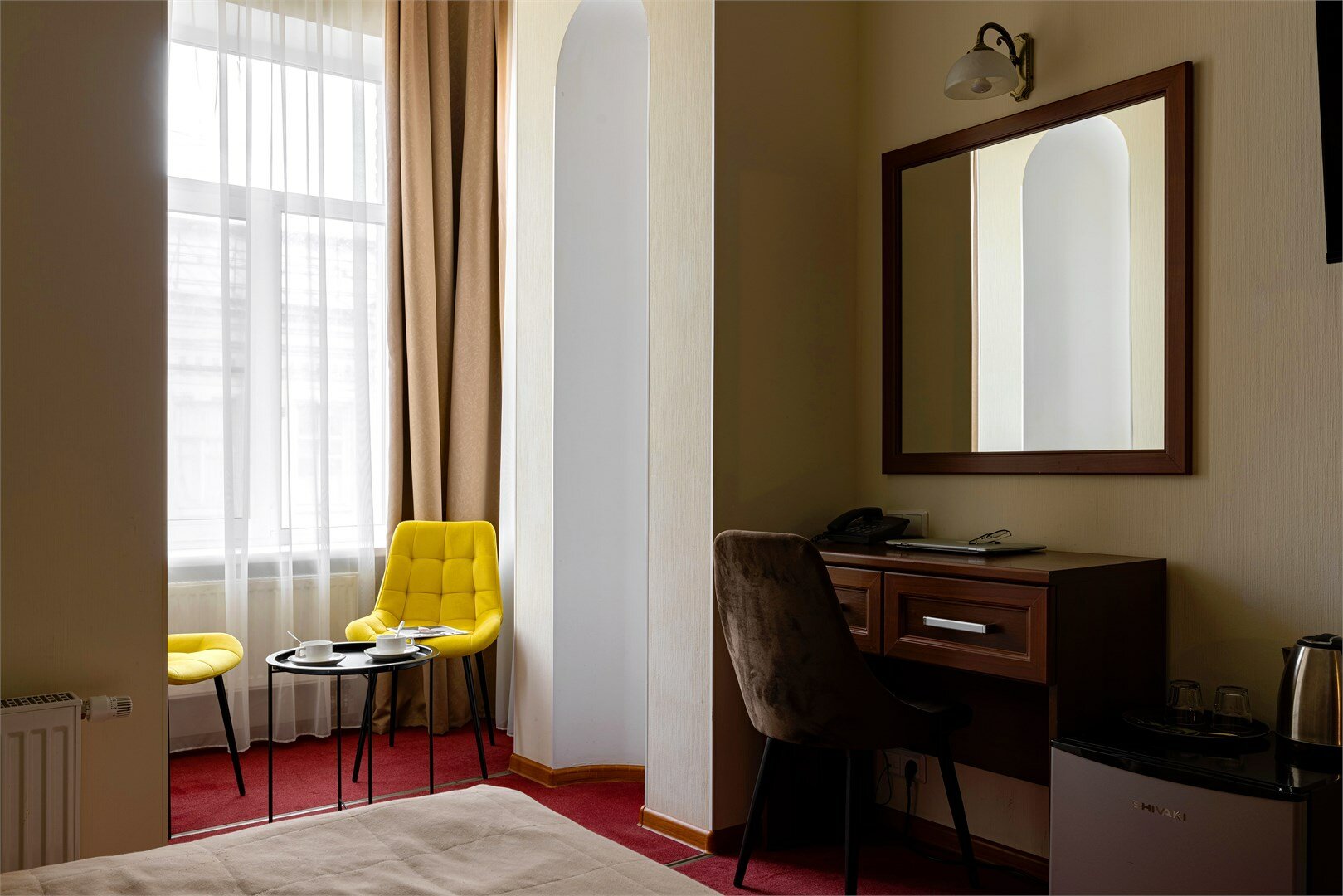 Большой номер с 1 кроватью, креслом и видом на Рубинштейна