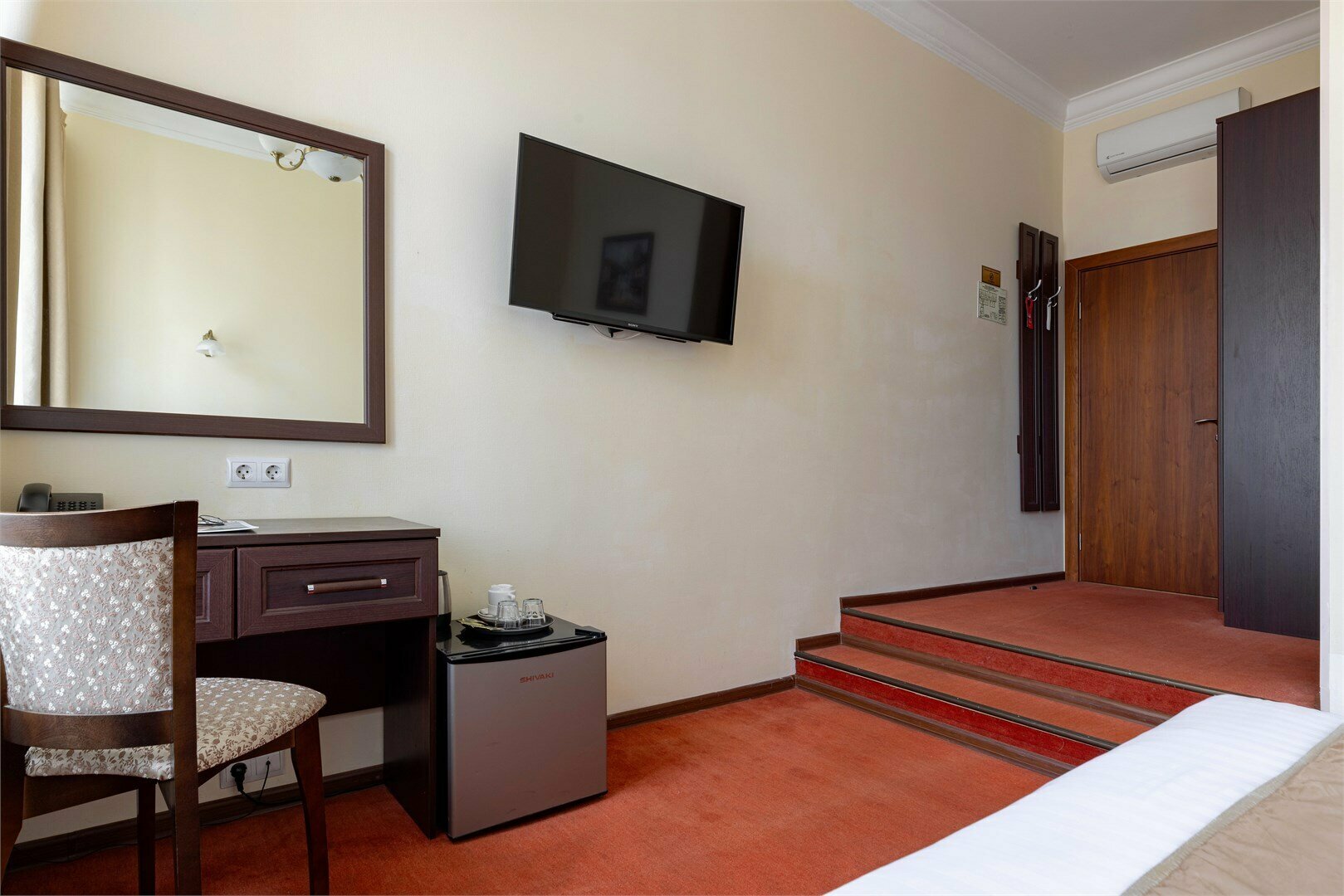 Улучшенный номер с 1 кроватью,джакузи и видом во двор