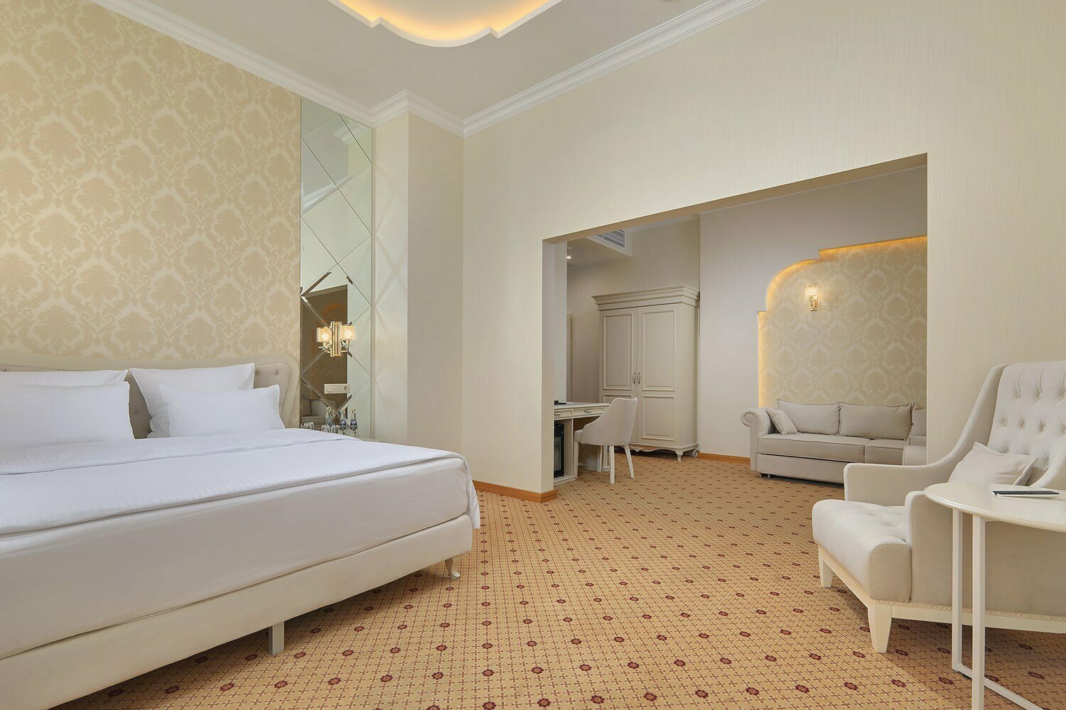 Делюкс с большой кроватью и диваном