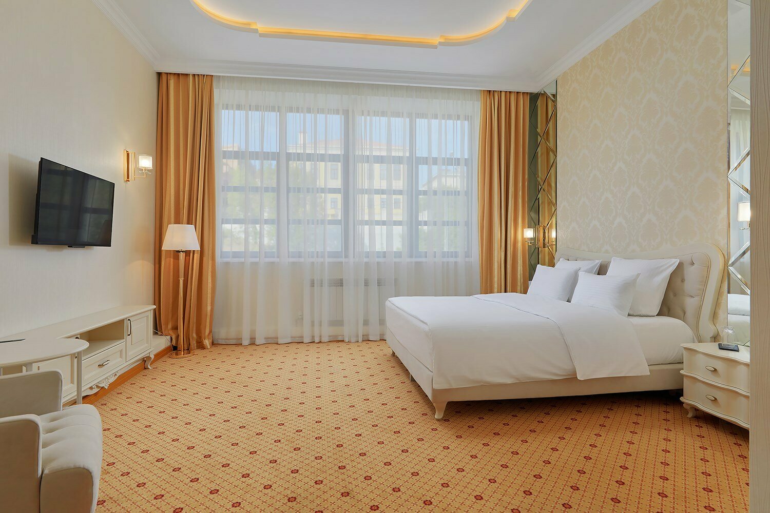 Делюкс с большой кроватью и диваном