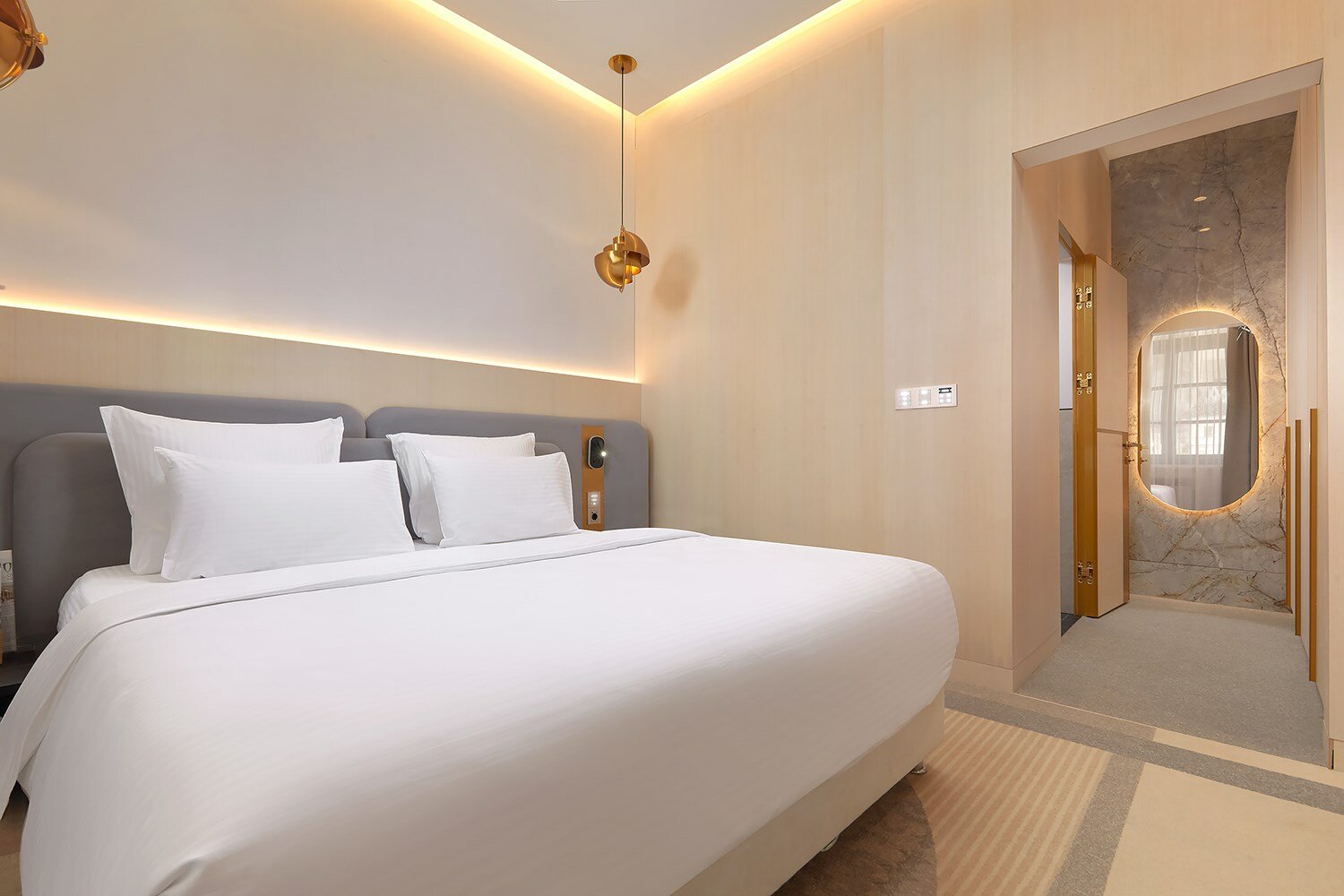 Двухкомнатный люкс с большой кроватью и диваном